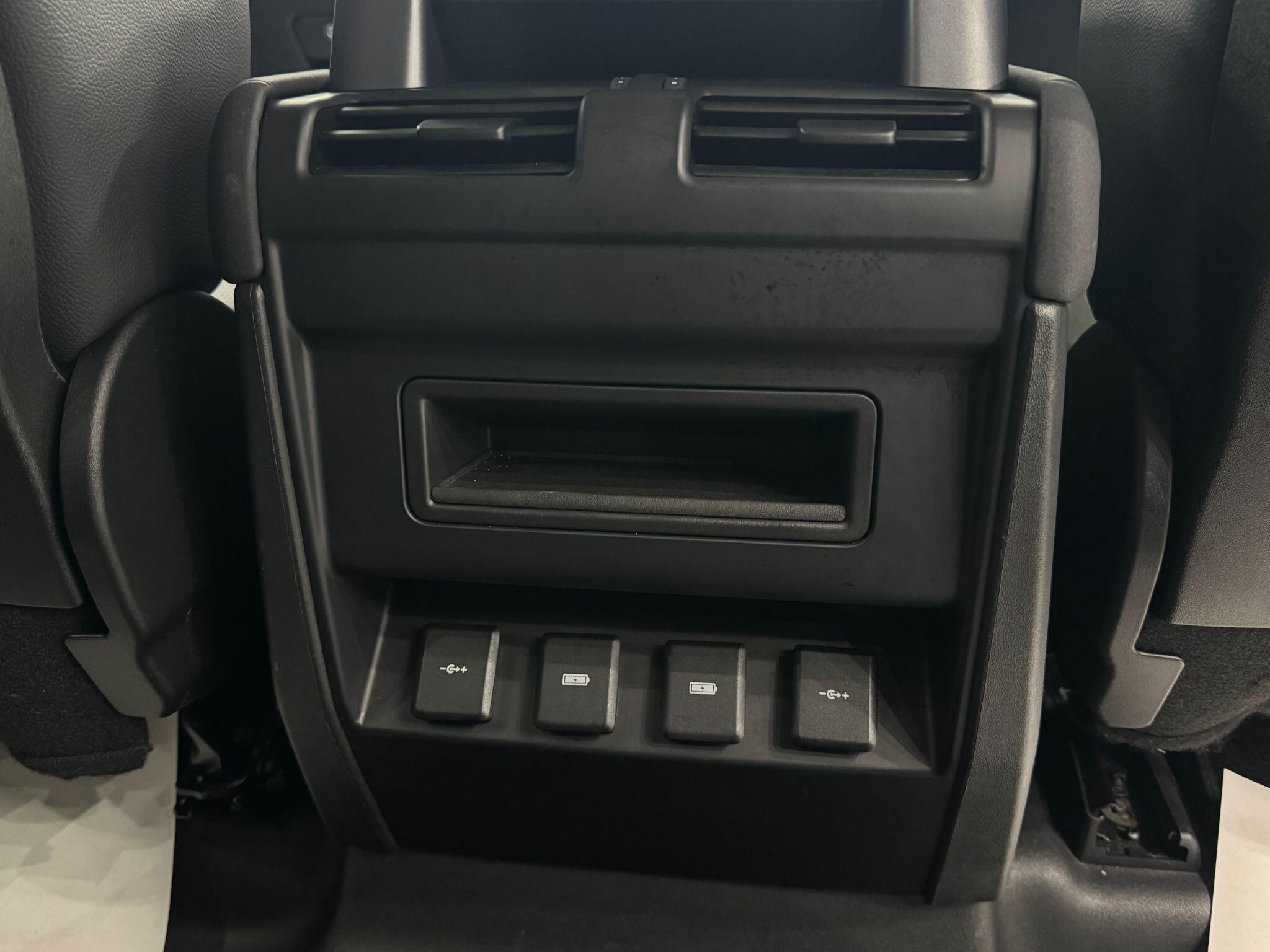 Land Rover Defender view 29