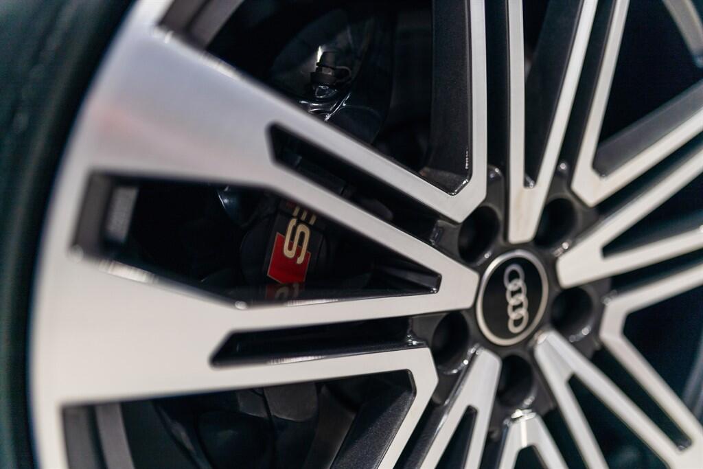 Audi SQ5 view 11
