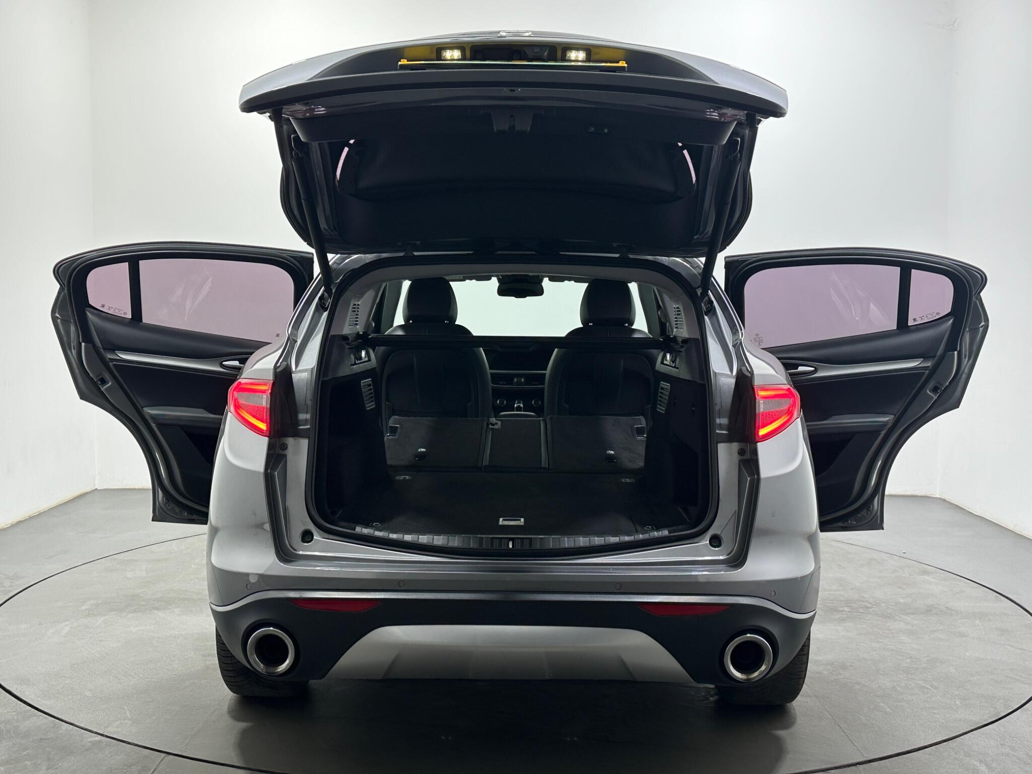 Alfa Romeo Stelvio view 43