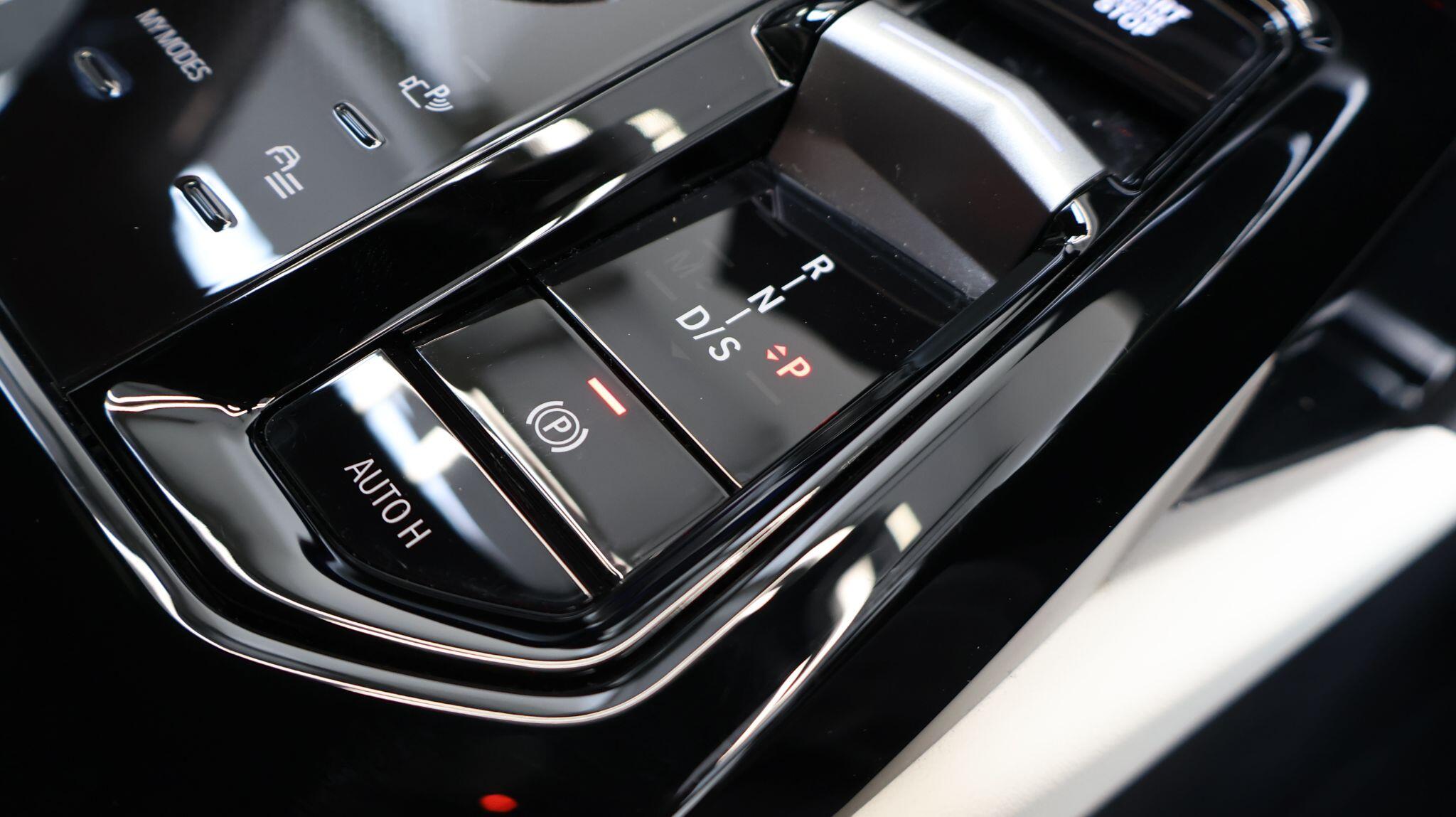 BMW 5 Series view 37