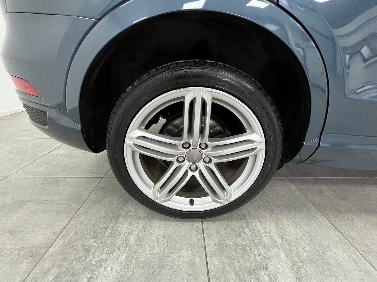 Audi Q3 view 21