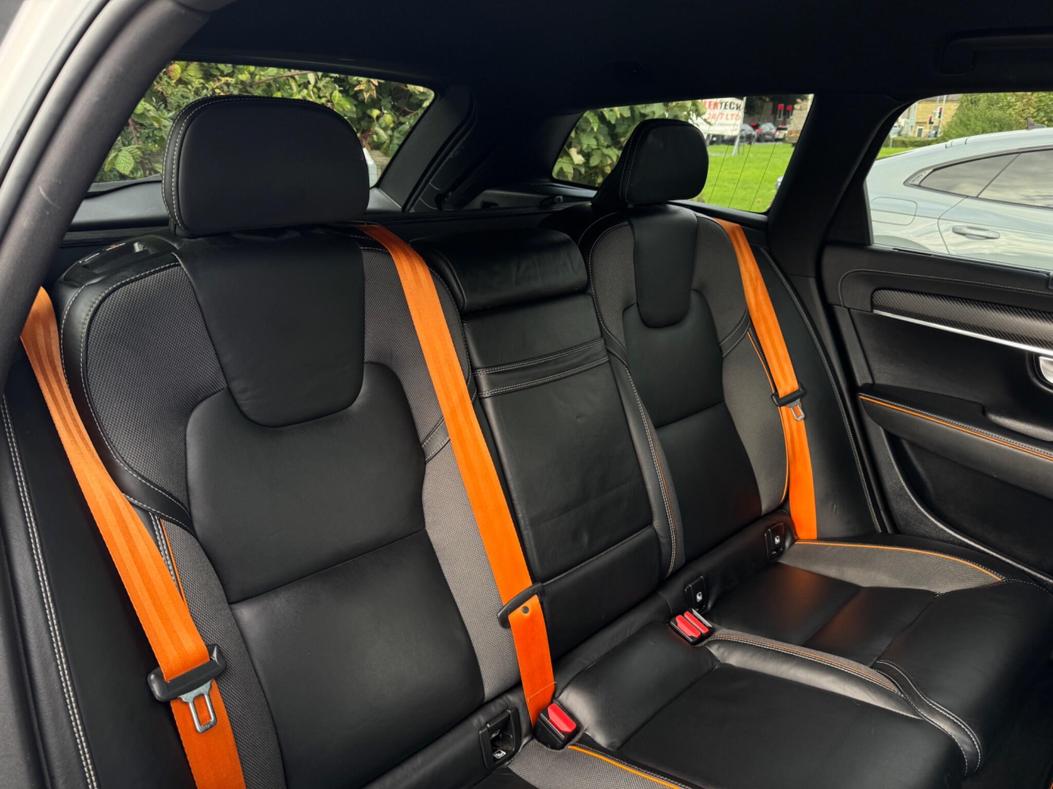 Volvo V90 Cross Country view 32