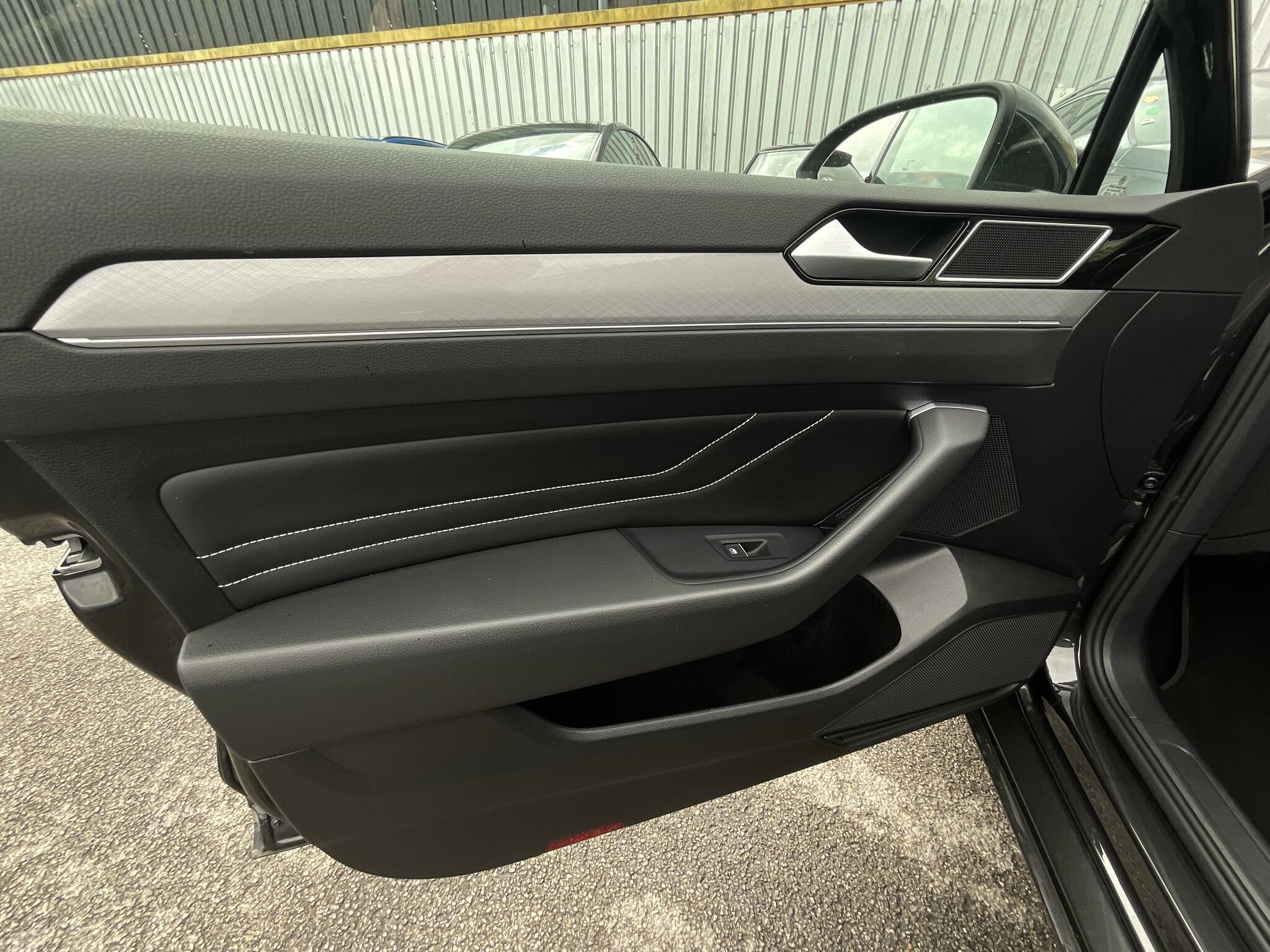 Volkswagen Passat view 20