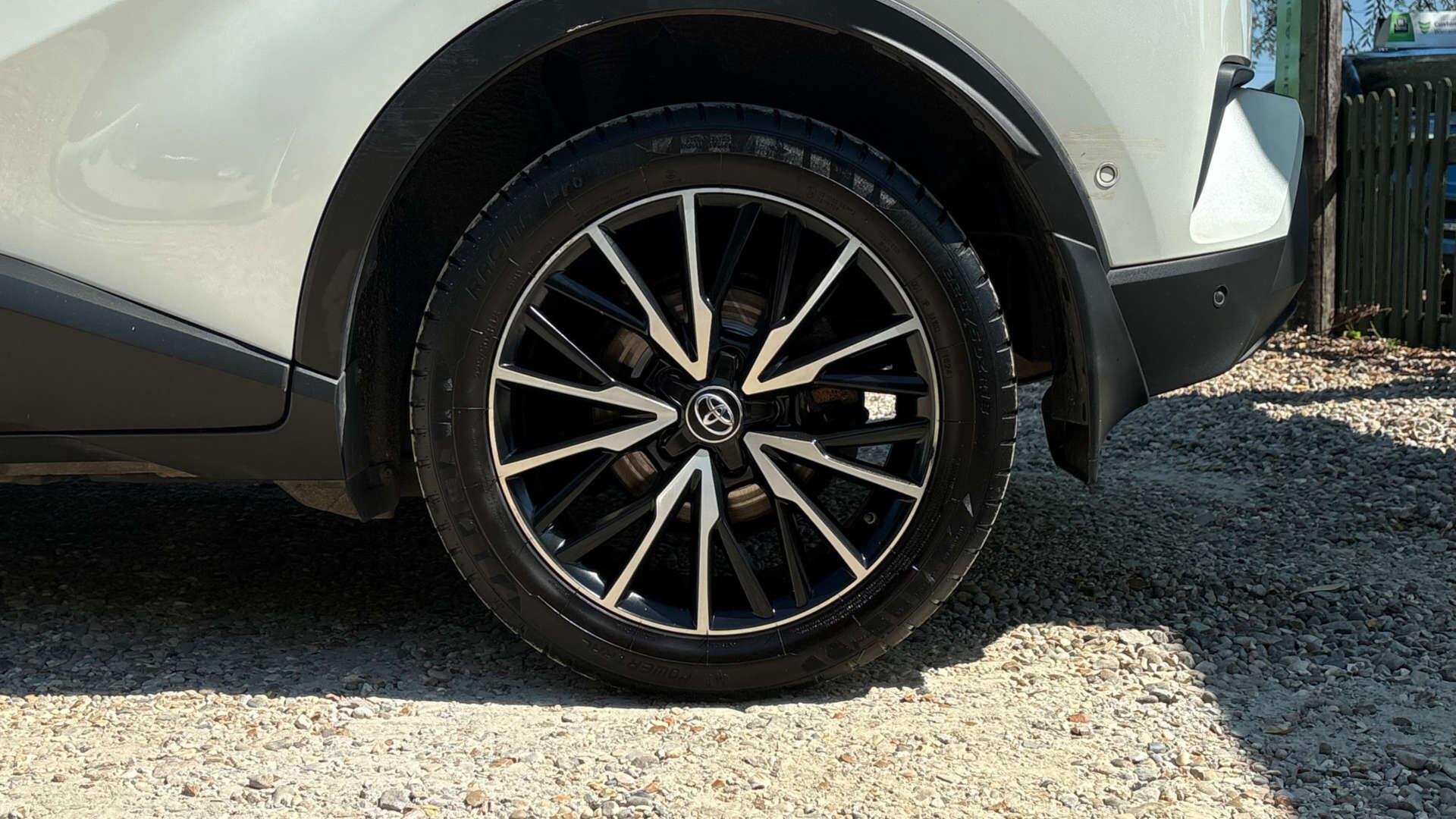 Toyota C-HR view 33