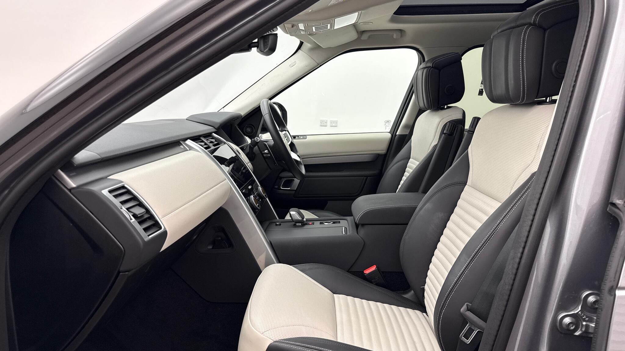 Land Rover Discovery view 3