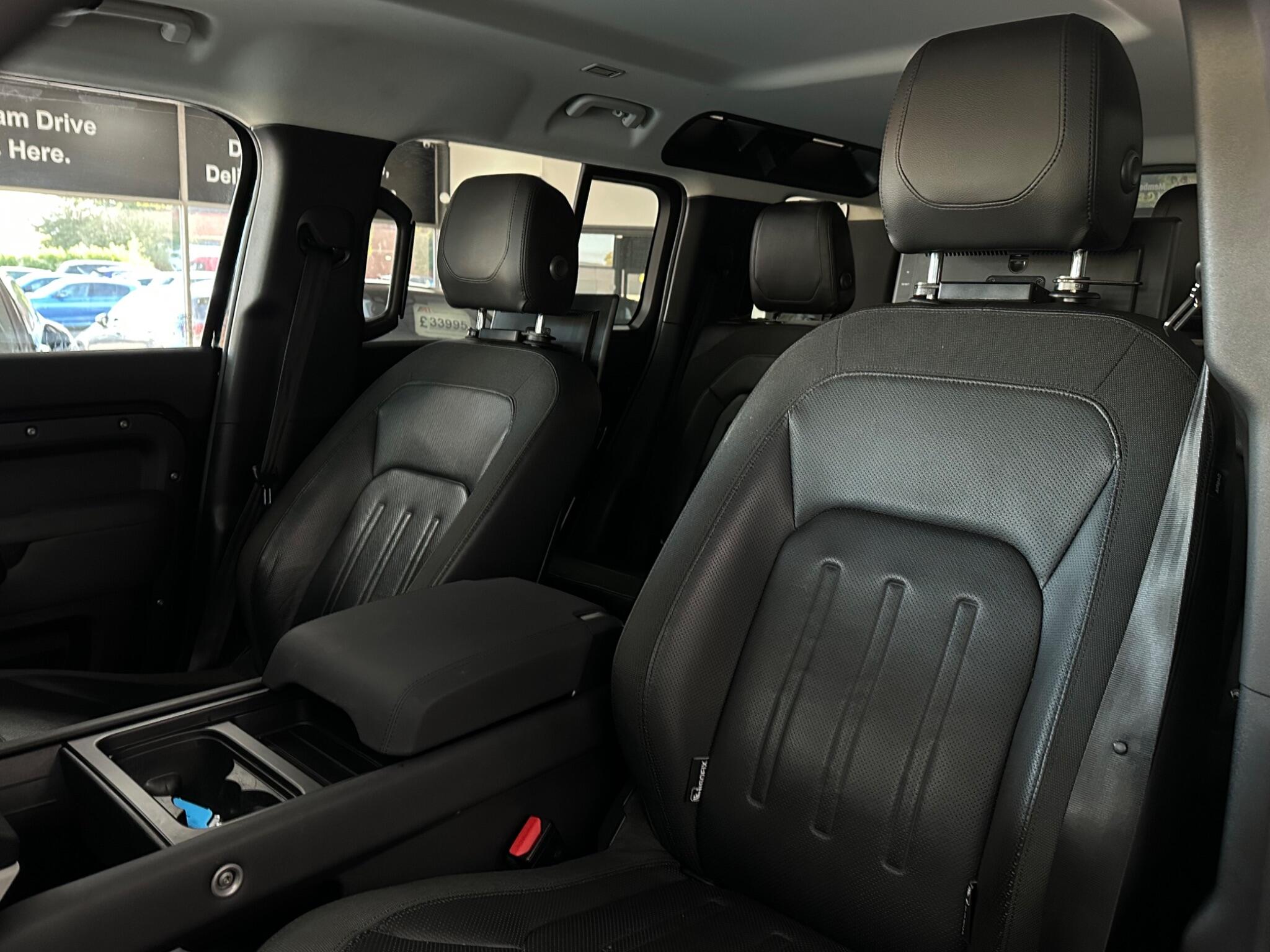 Land Rover Defender 110 view 43