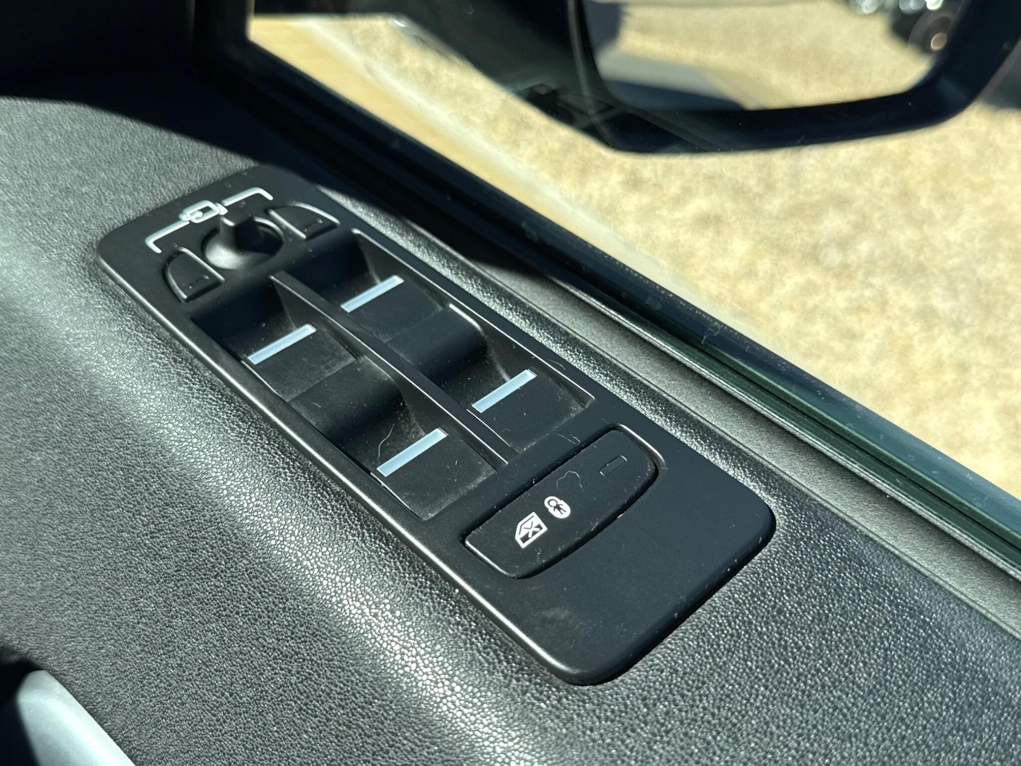 Land Rover Discovery Sport view 37