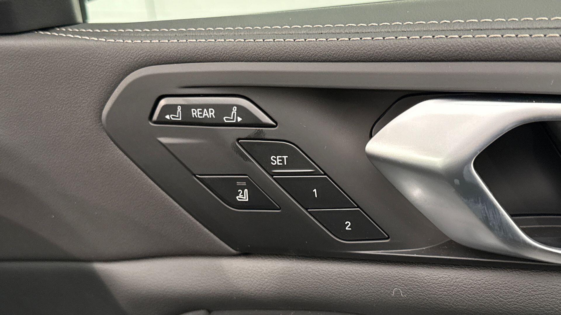 BMW X7 view 25