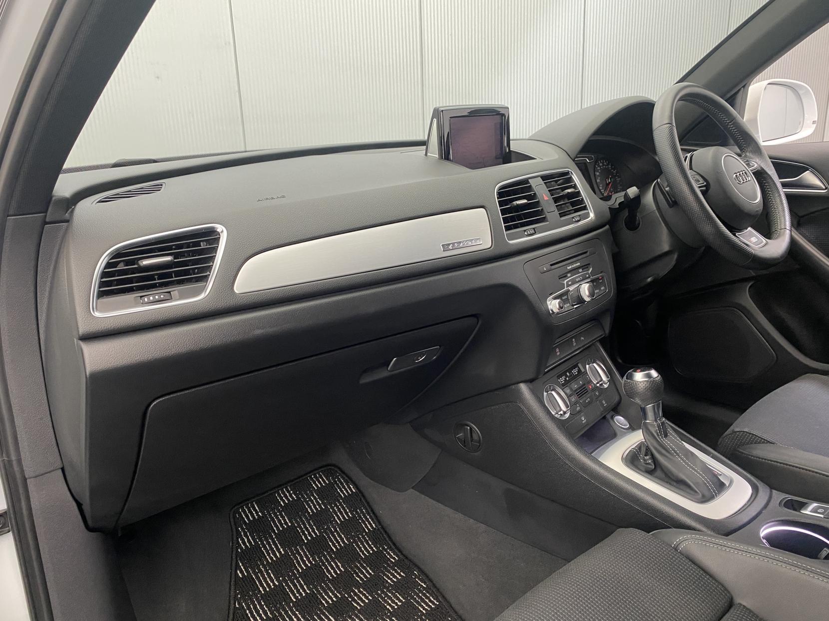 Audi Q3 view 31