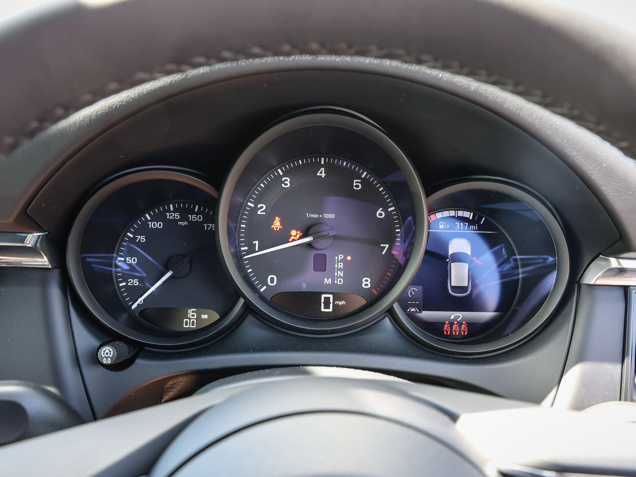 Porsche Macan view 23