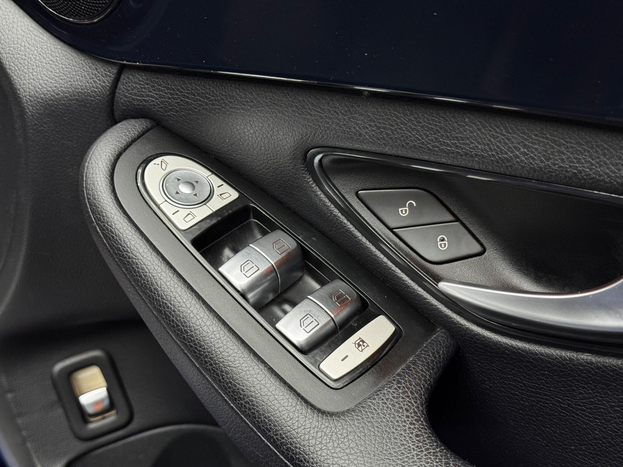 Mercedes-Benz C-Class view 39