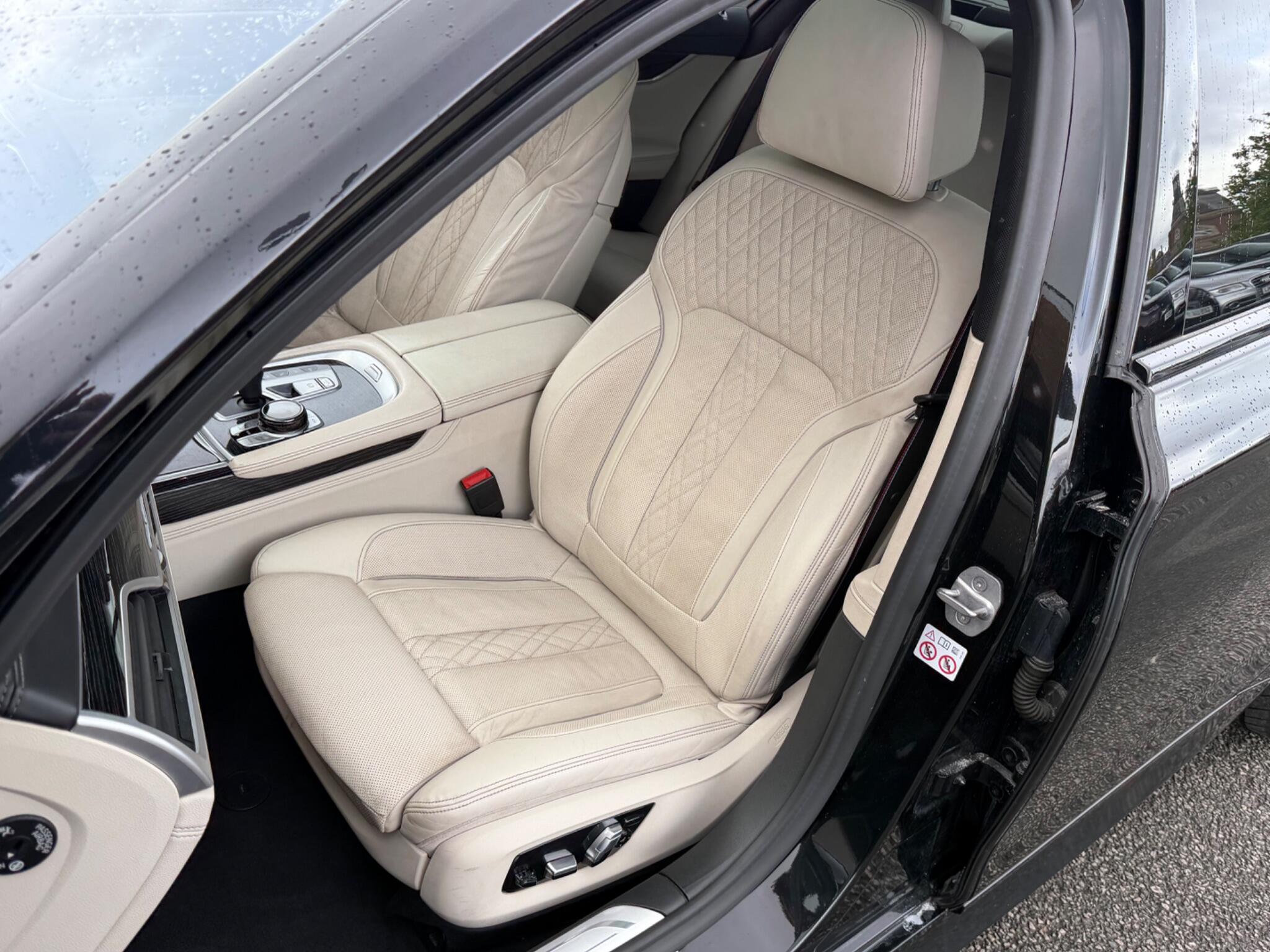 BMW 7 Series view 17