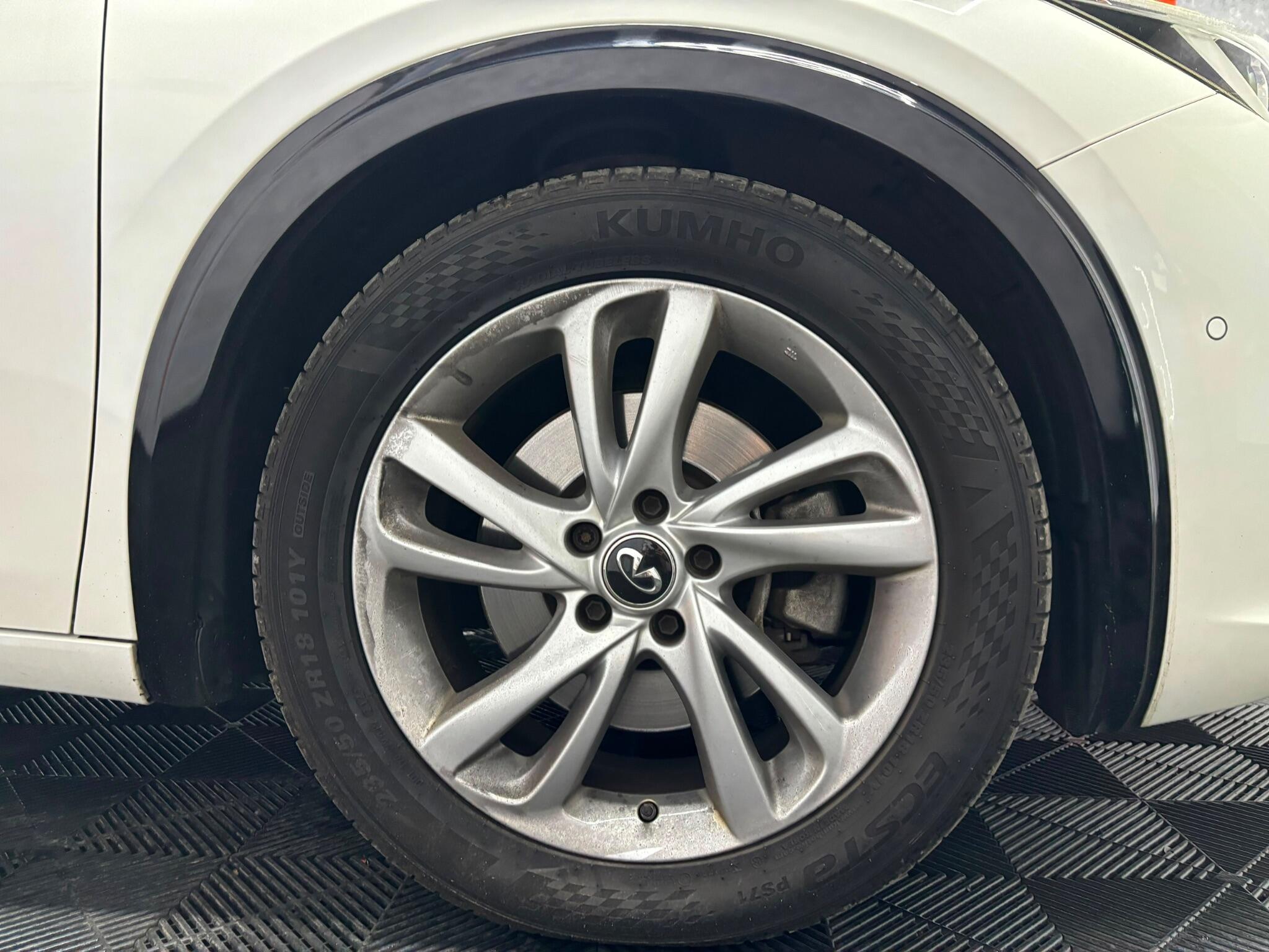 Infiniti Q30 view 27