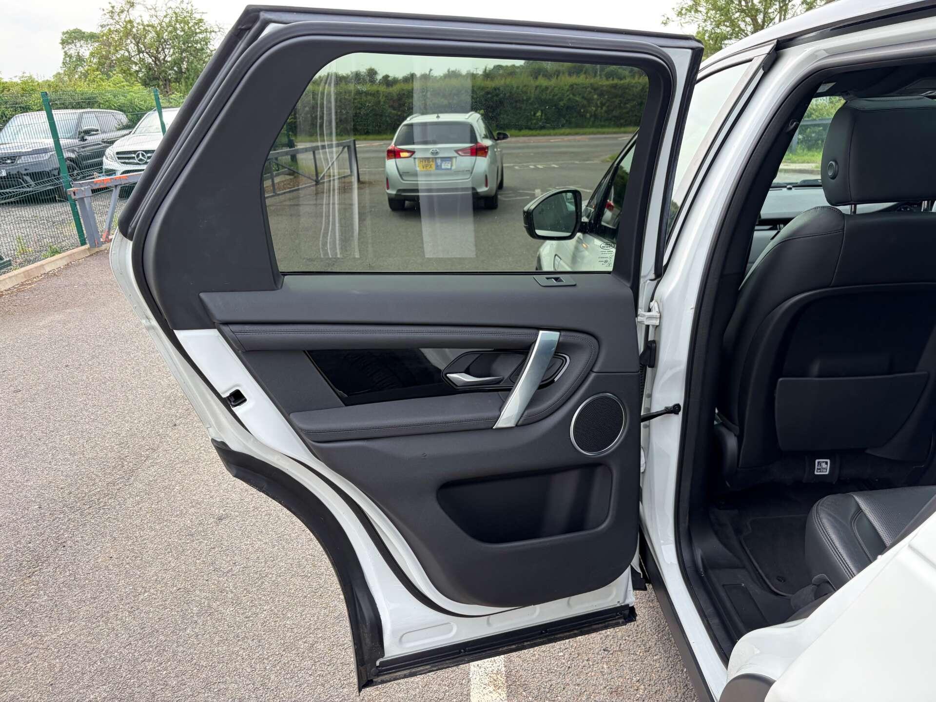 Land Rover Discovery Sport view 19