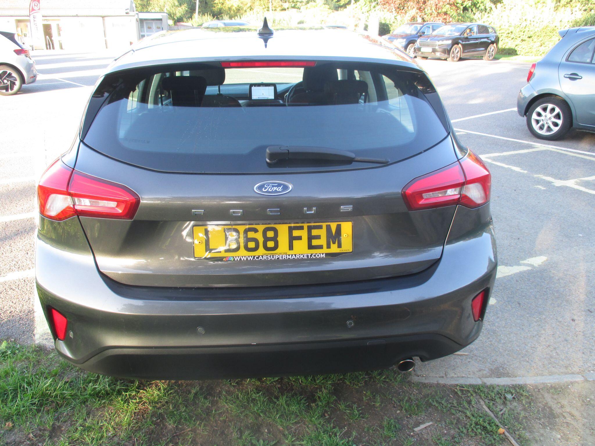 Ford Focus view 15