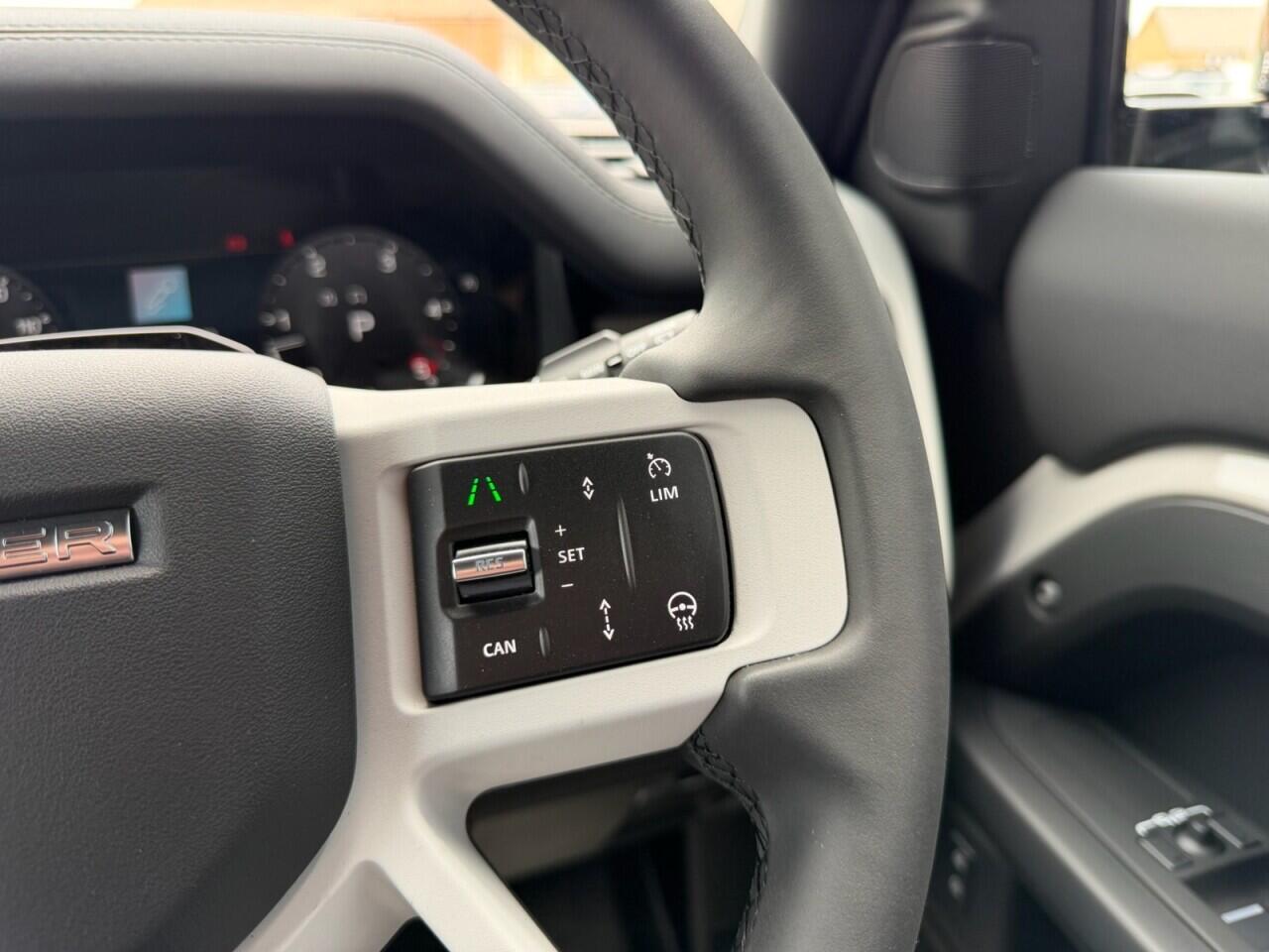 Land Rover Defender 110 view 31
