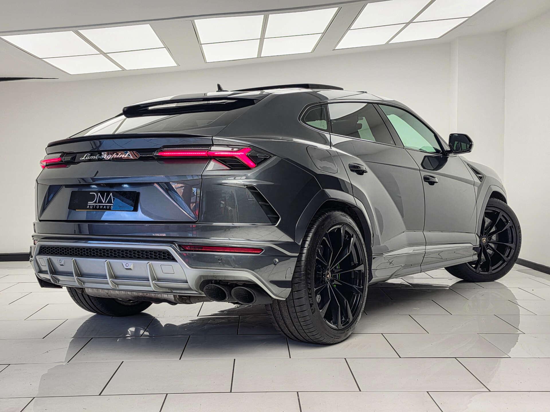 Lamborghini Urus view 3