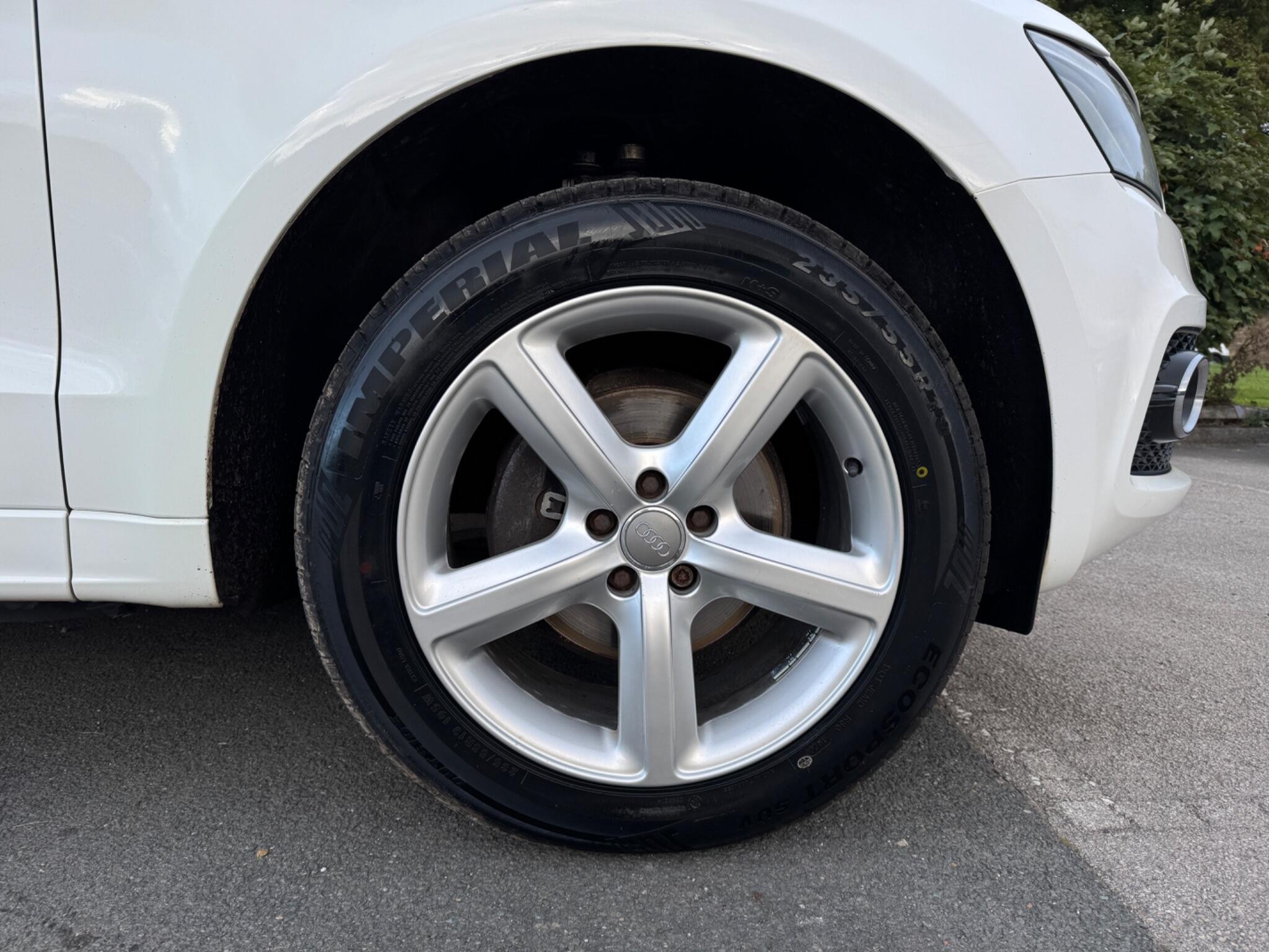 Audi Q5 view 9