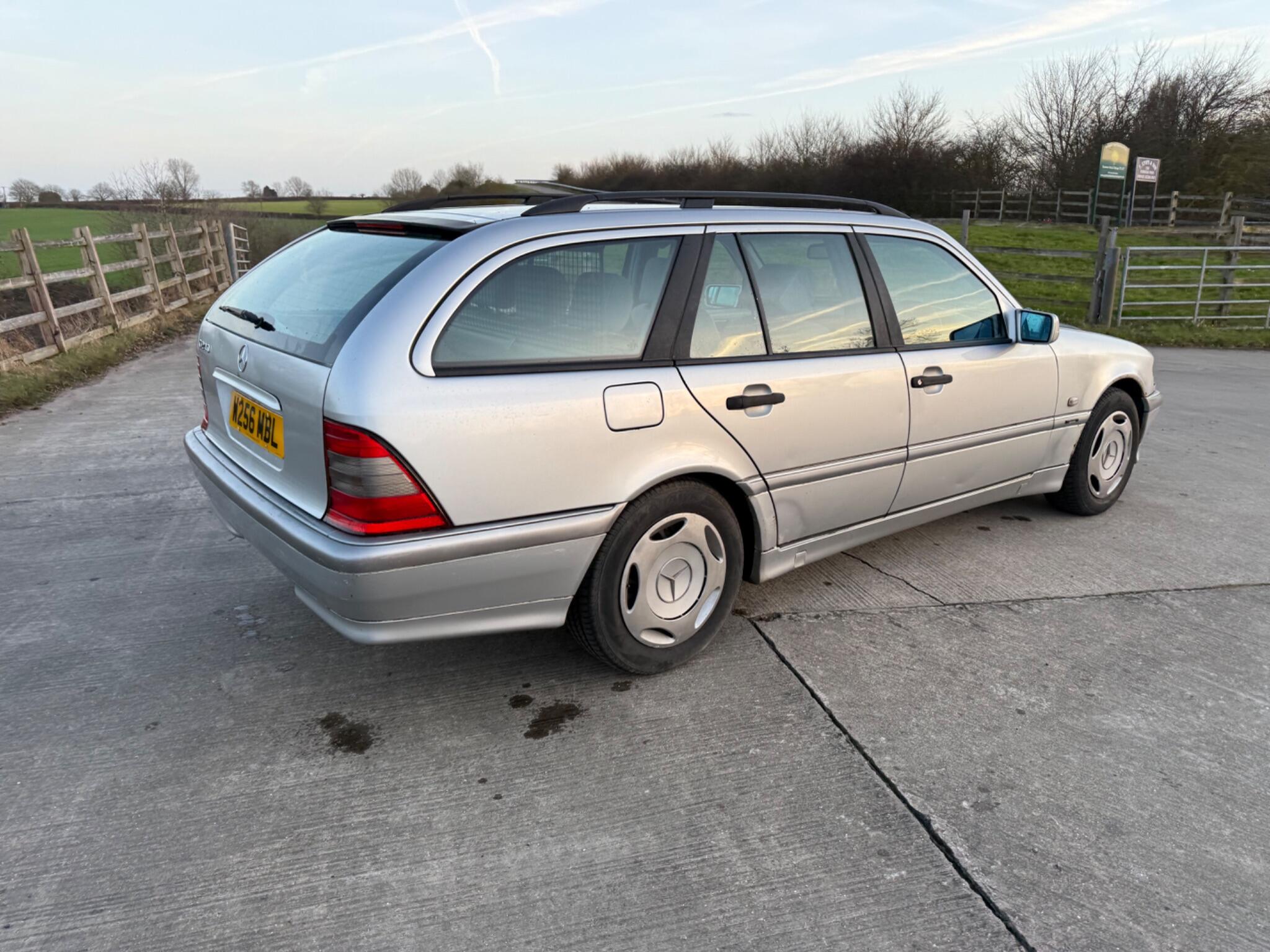 Mercedes-Benz C Class 2.4 C240 Classic 5dr — photo 23 of 66