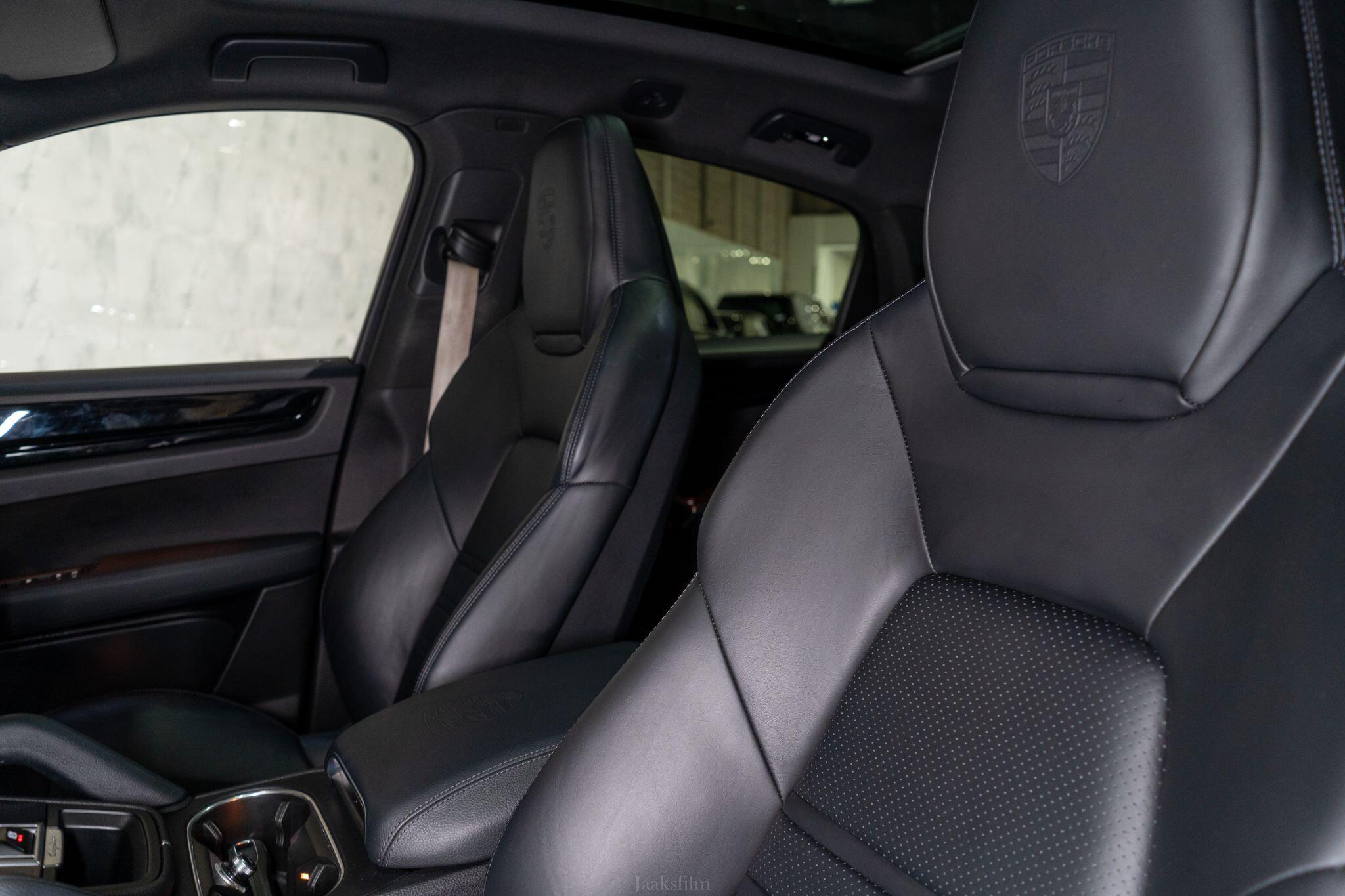 Porsche Cayenne view 16