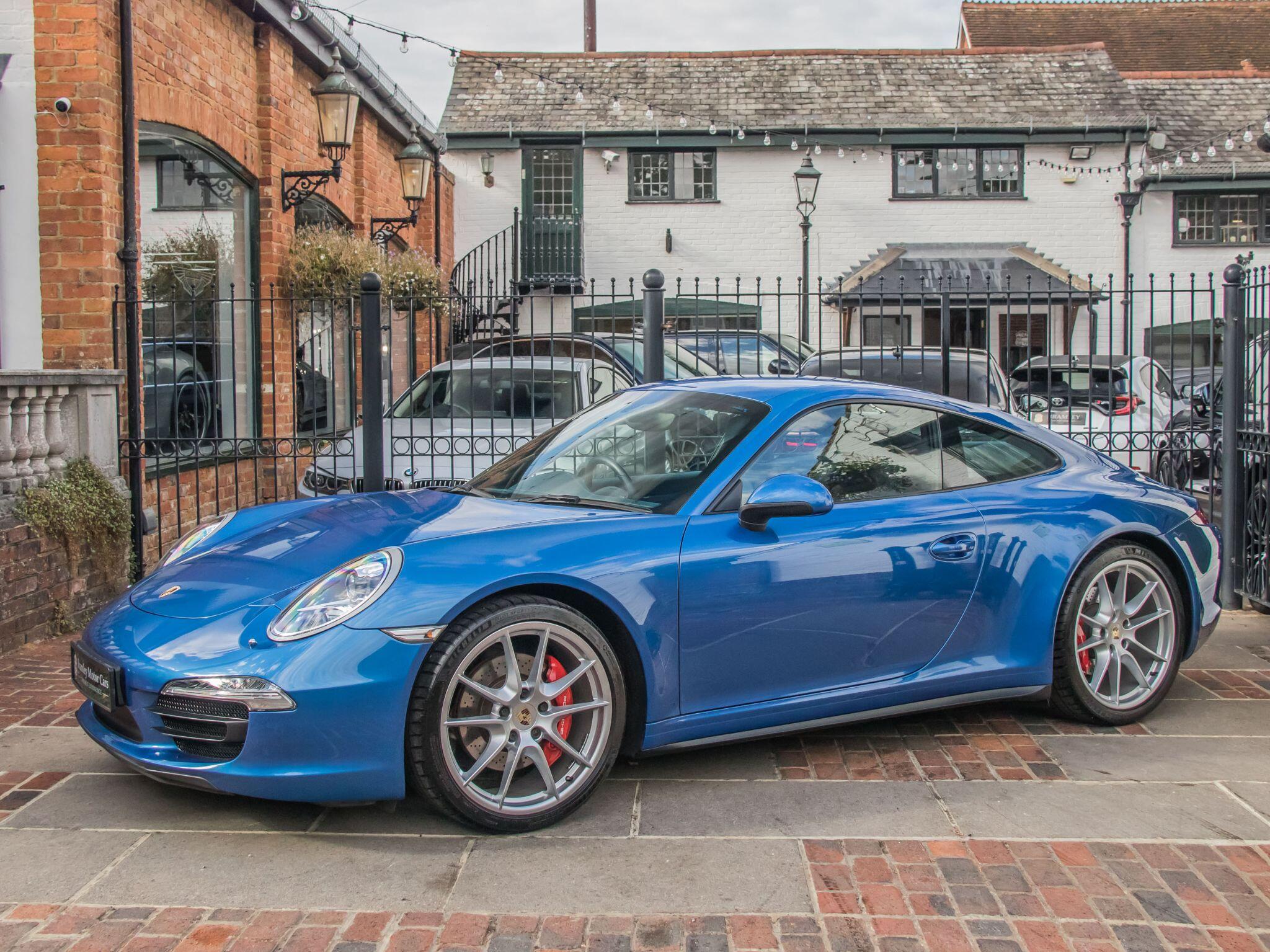 Porsche 911 view 6