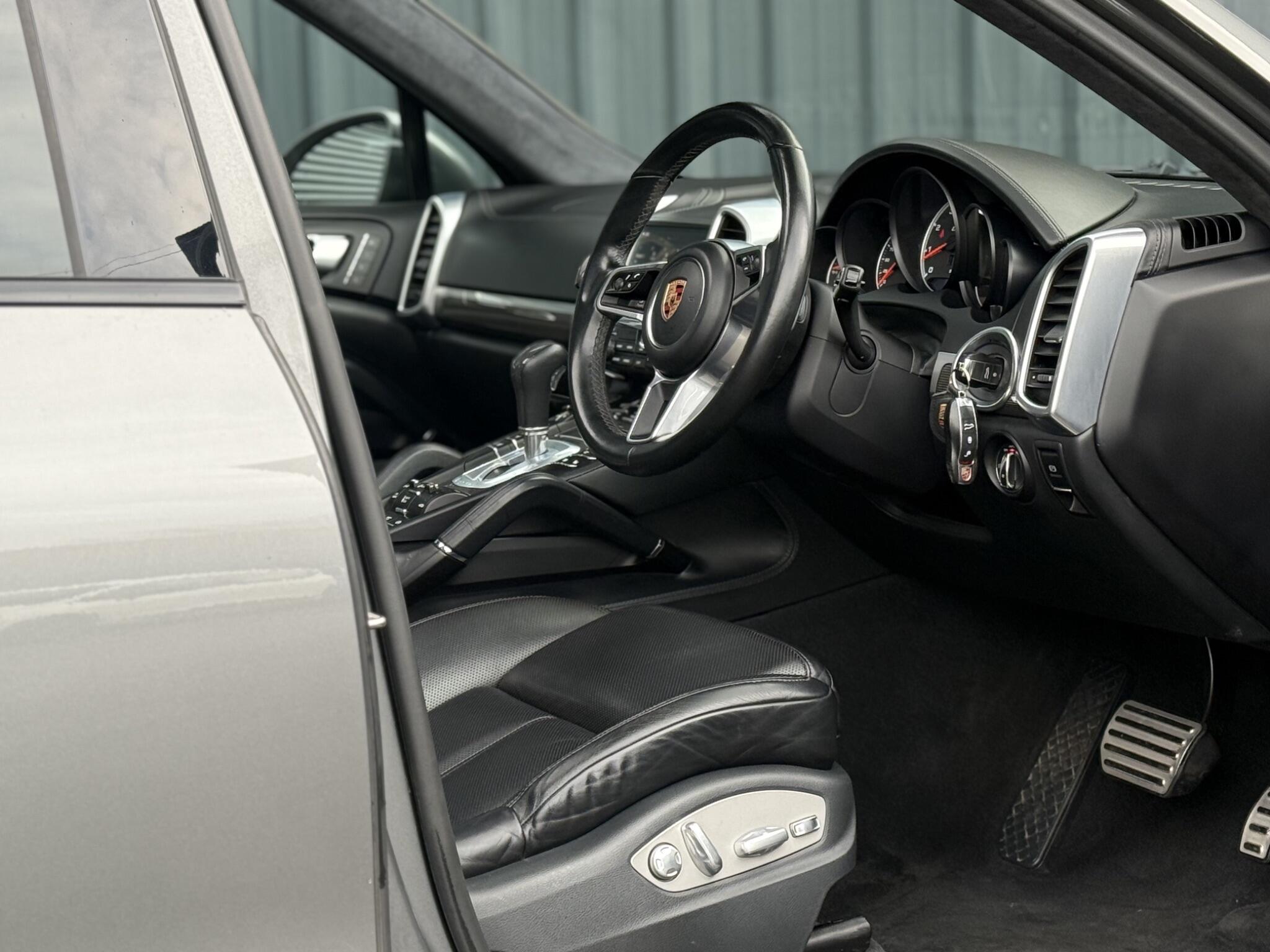 Porsche Cayenne view 19