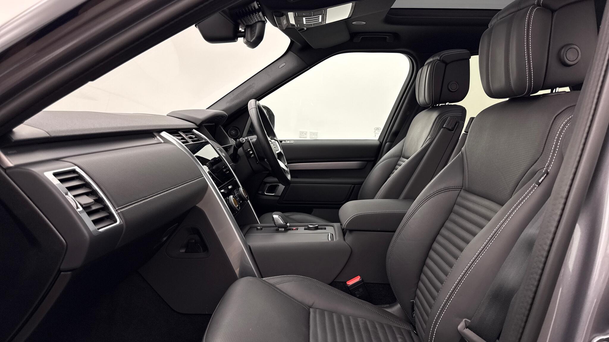 Land Rover Discovery view 3