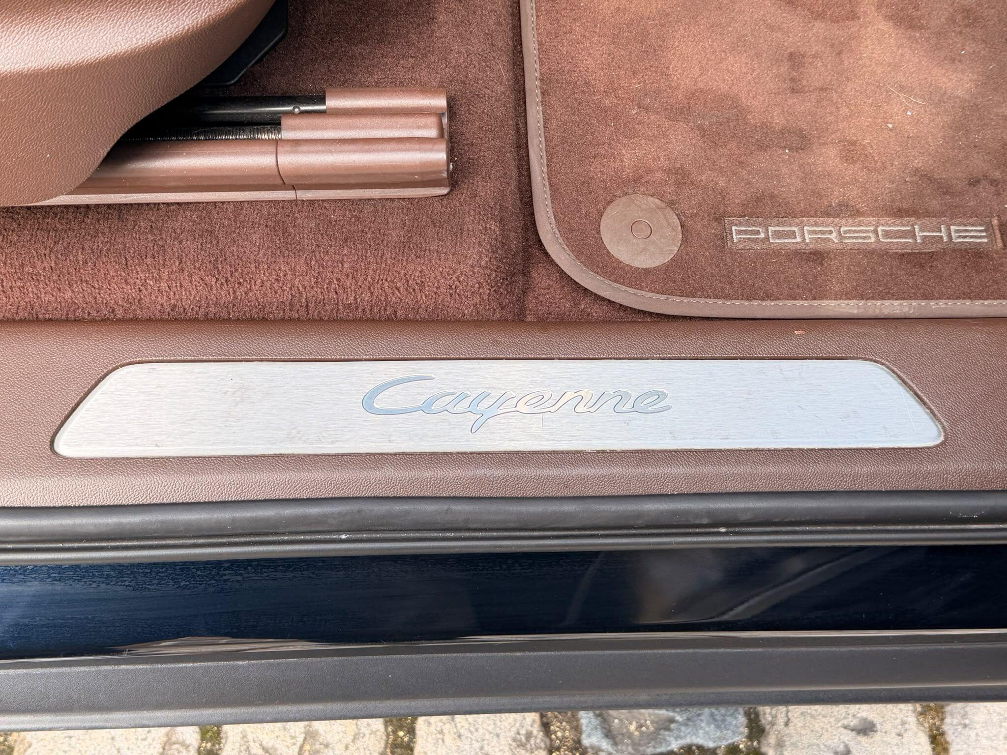 Porsche Cayenne view 31