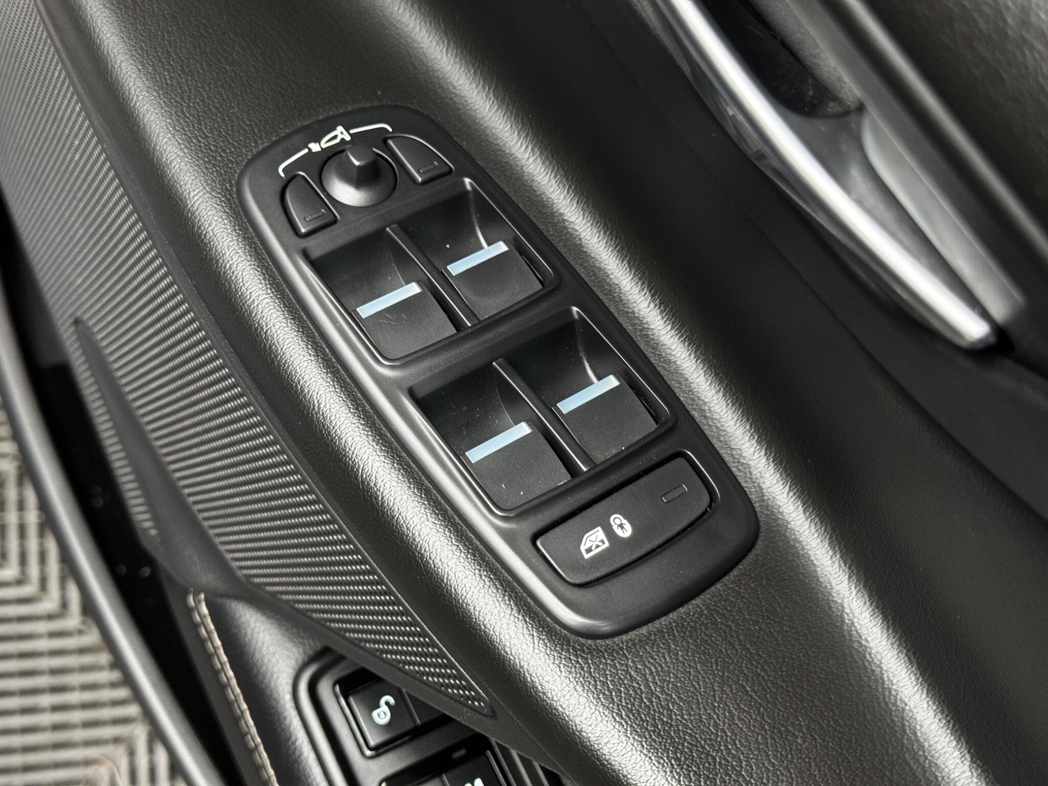 Jaguar XE view 38