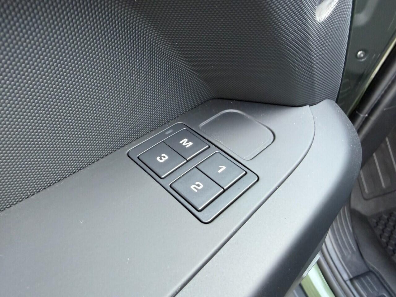 Land Rover Defender 110 view 29