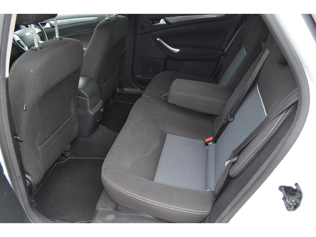 Ford Mondeo view 13