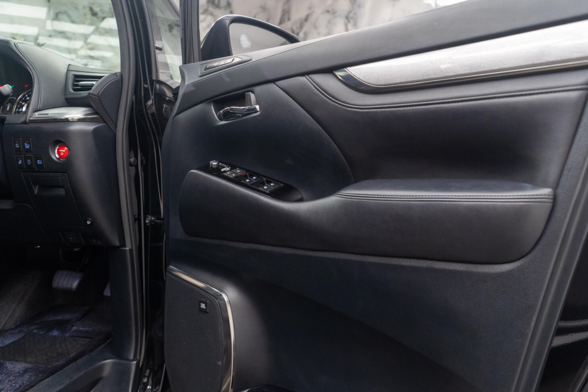 Toyota Alphard view 30