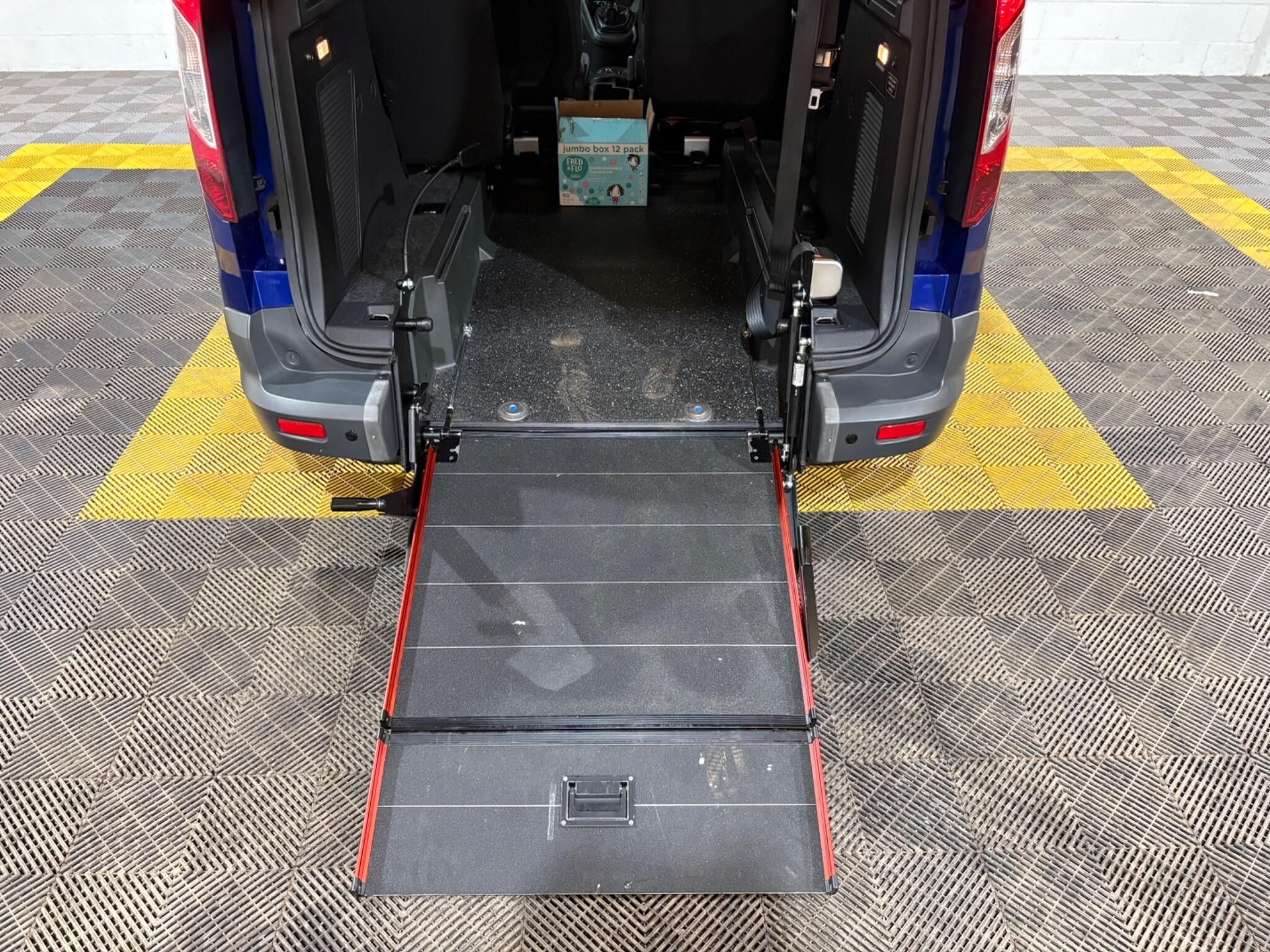 Ford Tourneo Connect view 8