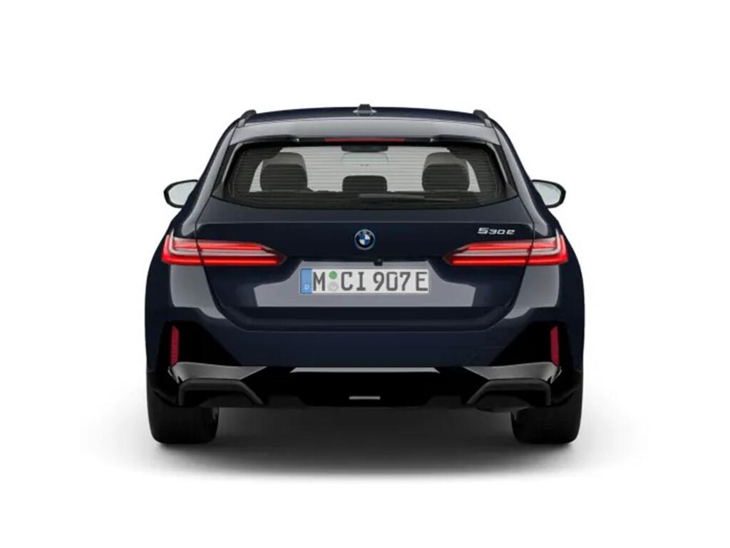 BMW 5 Series view 4