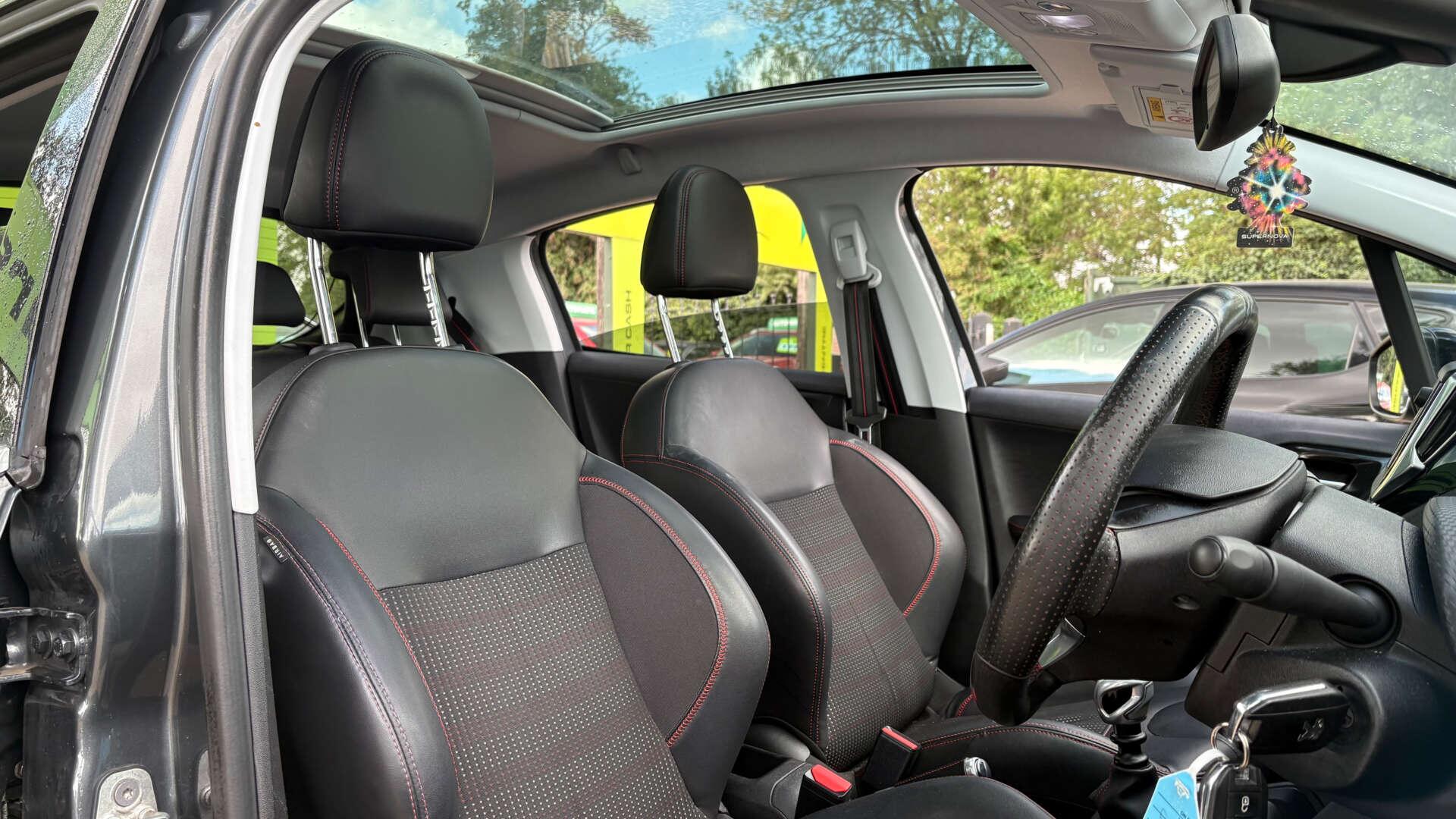 Peugeot 208 view 8