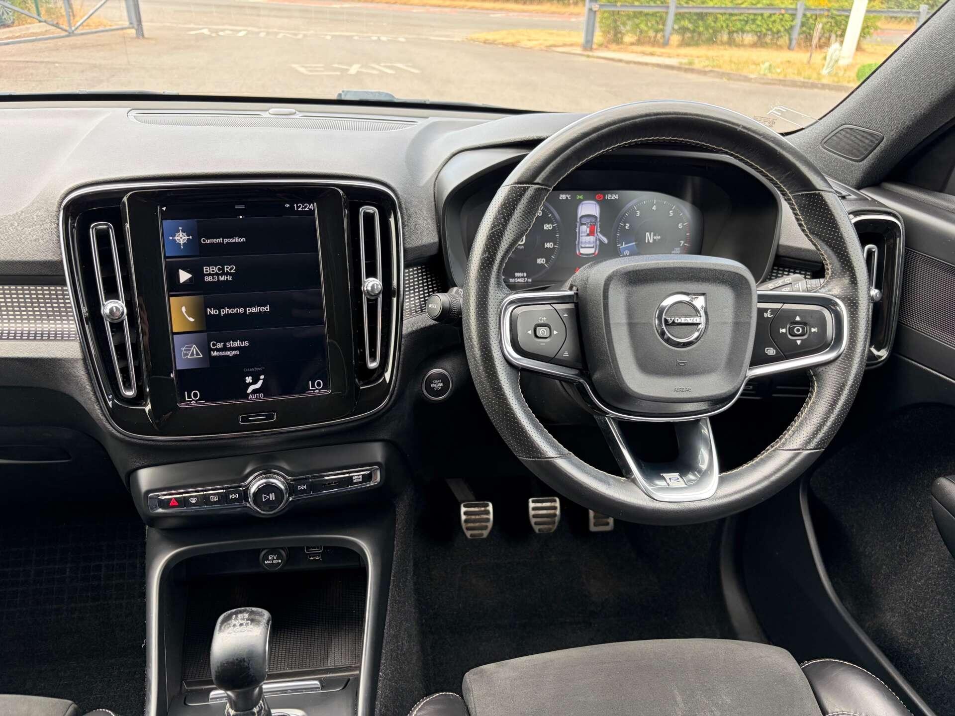 Volvo XC40 view 2