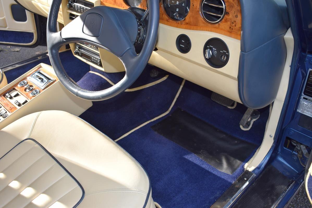 Rolls-Royce Silver Spirit view 13