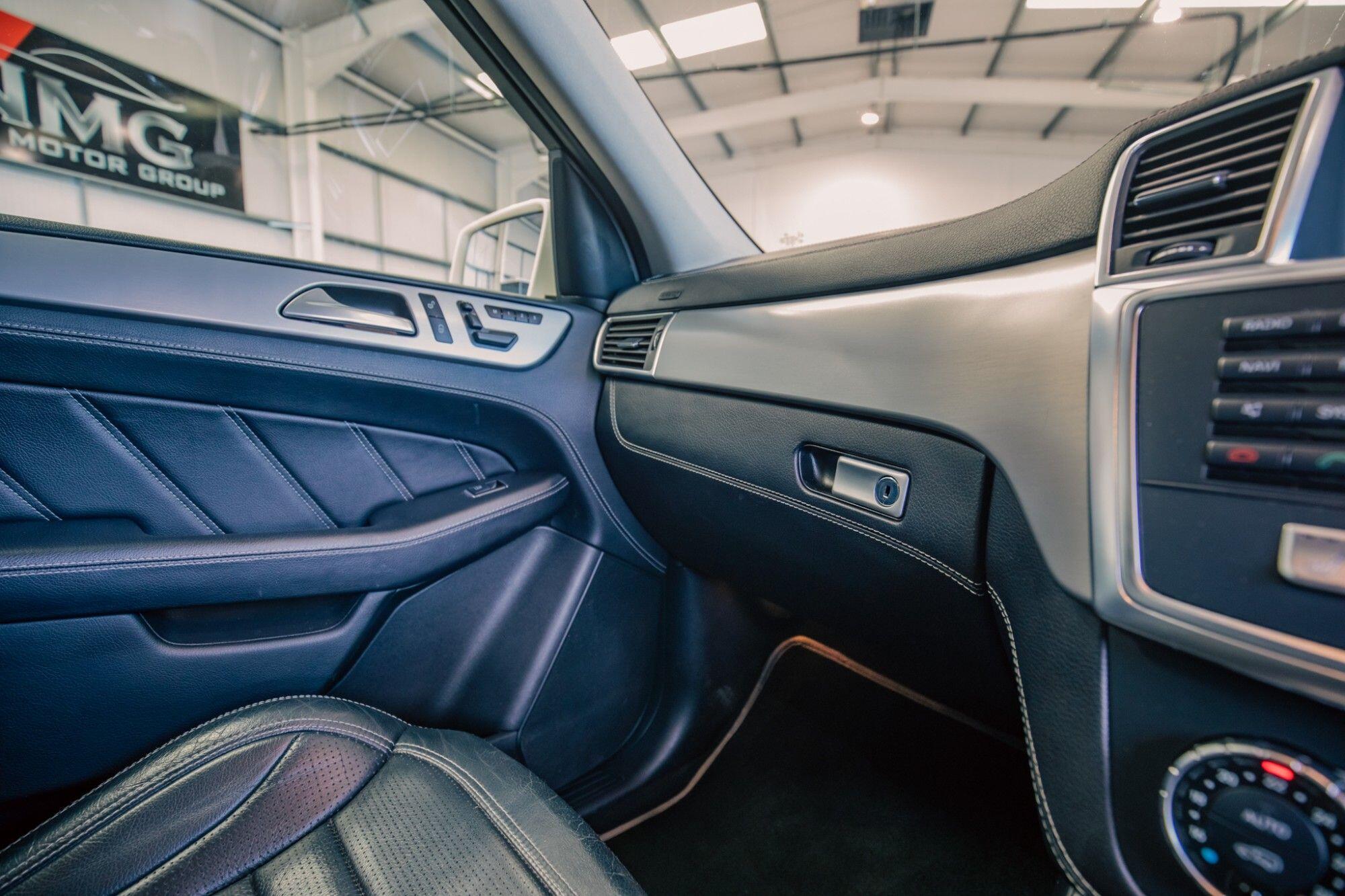 Mercedes-Benz M-Class view 25
