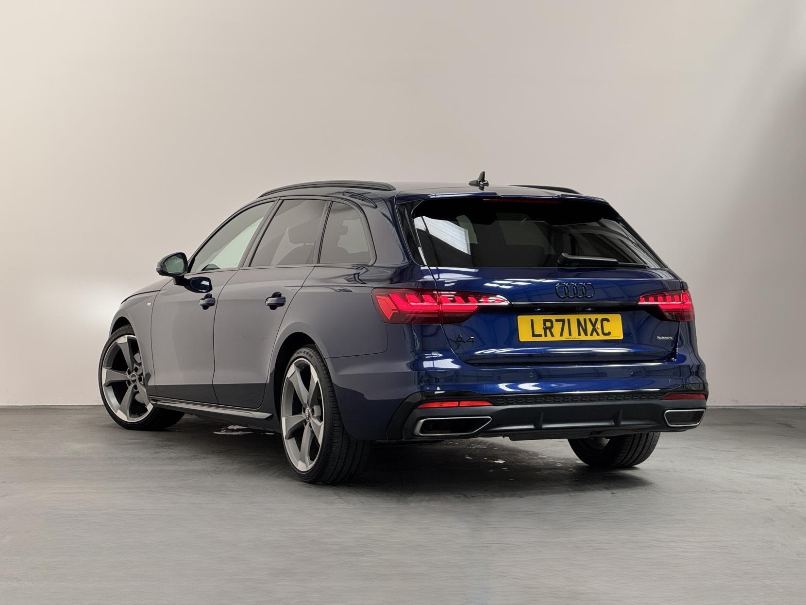 Audi A4 Avant view 8