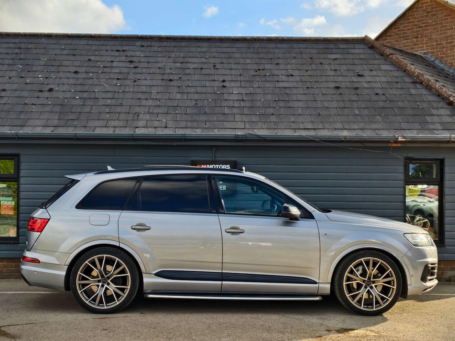 Audi Q7 view 11