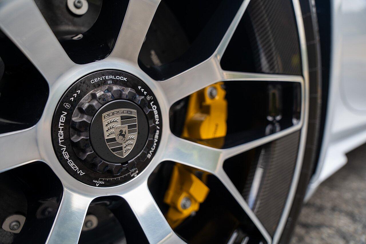 Porsche 911 view 6