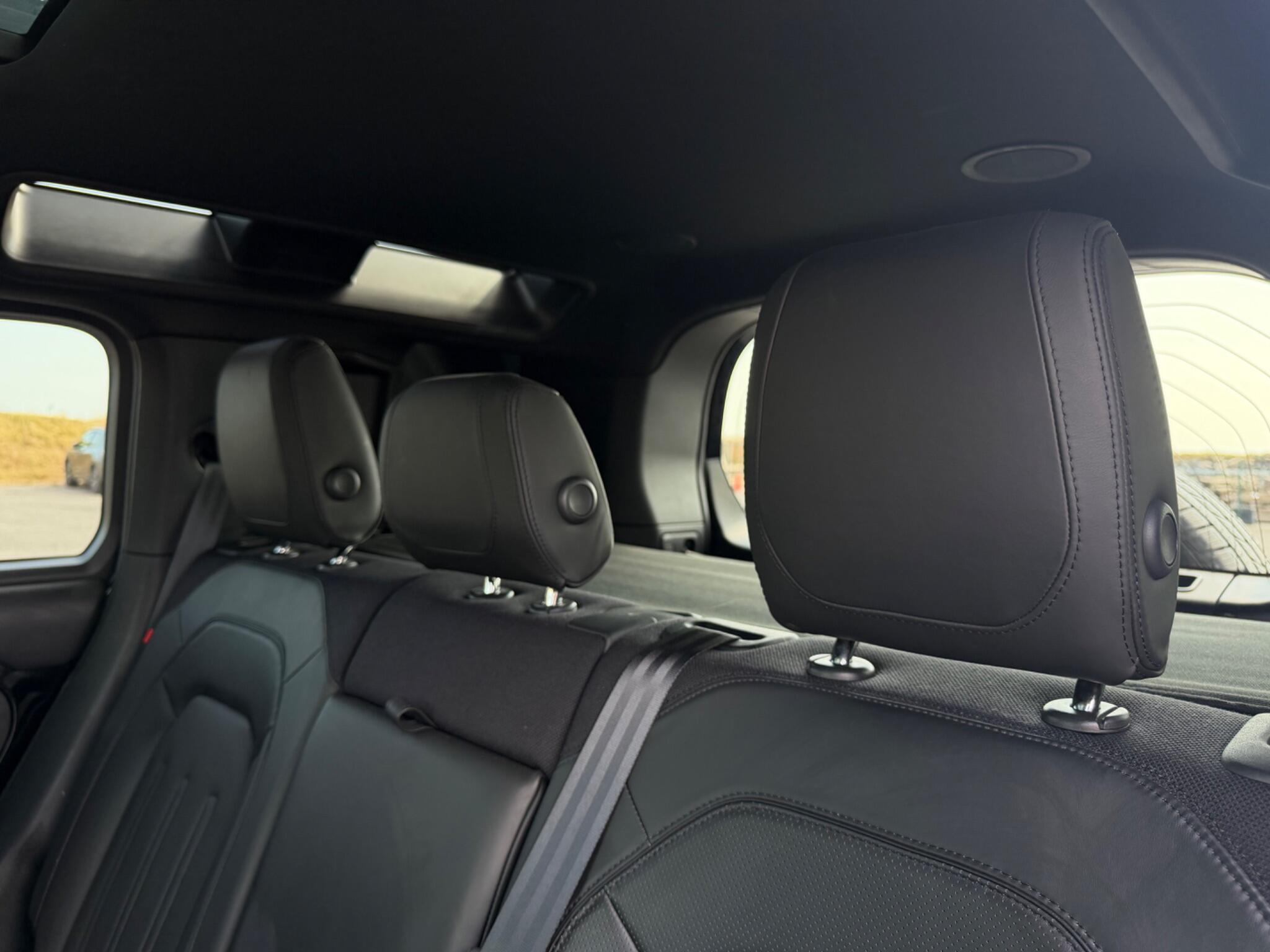 Land Rover Defender 110 view 28