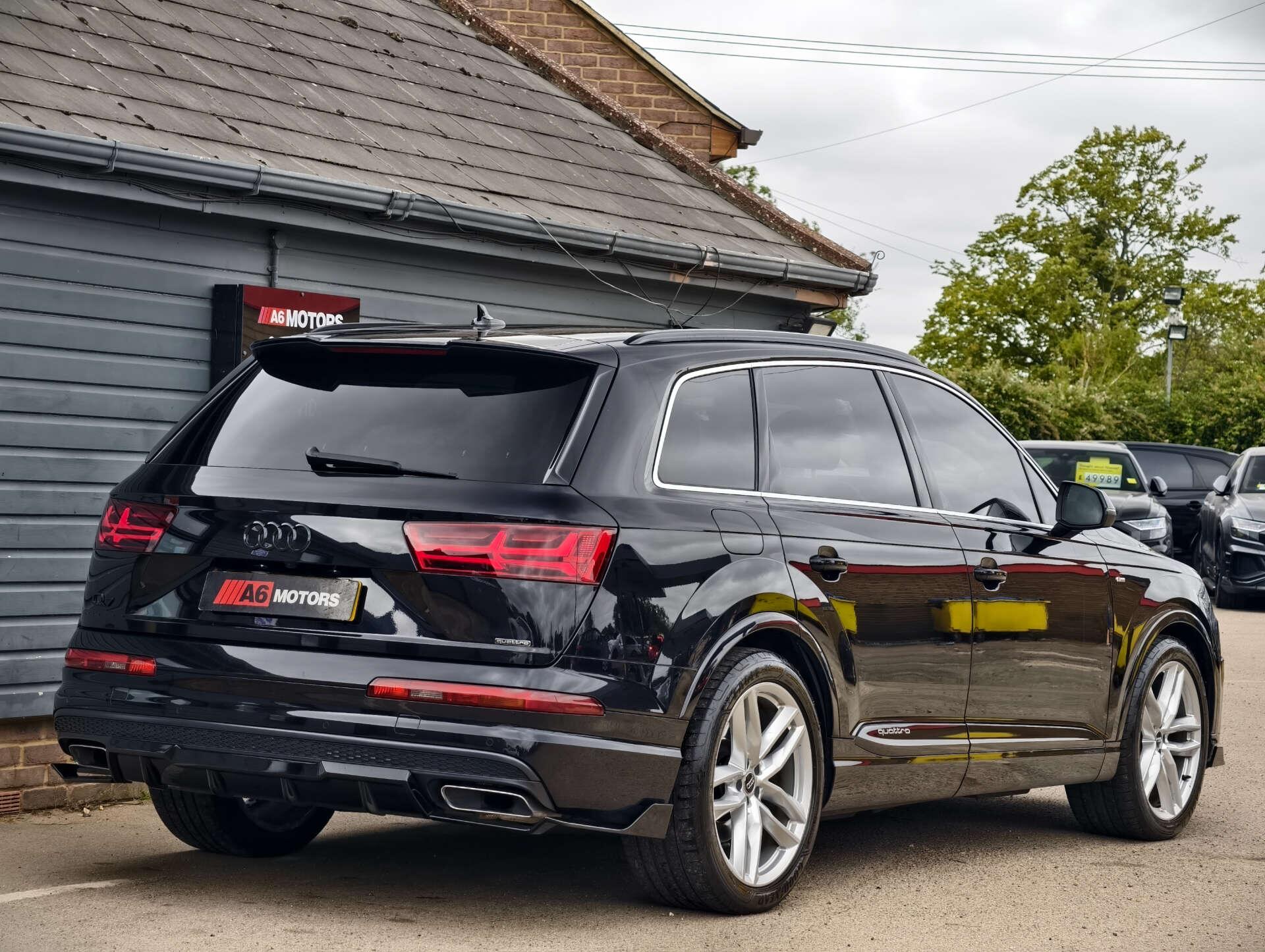 Audi Q7 view 14