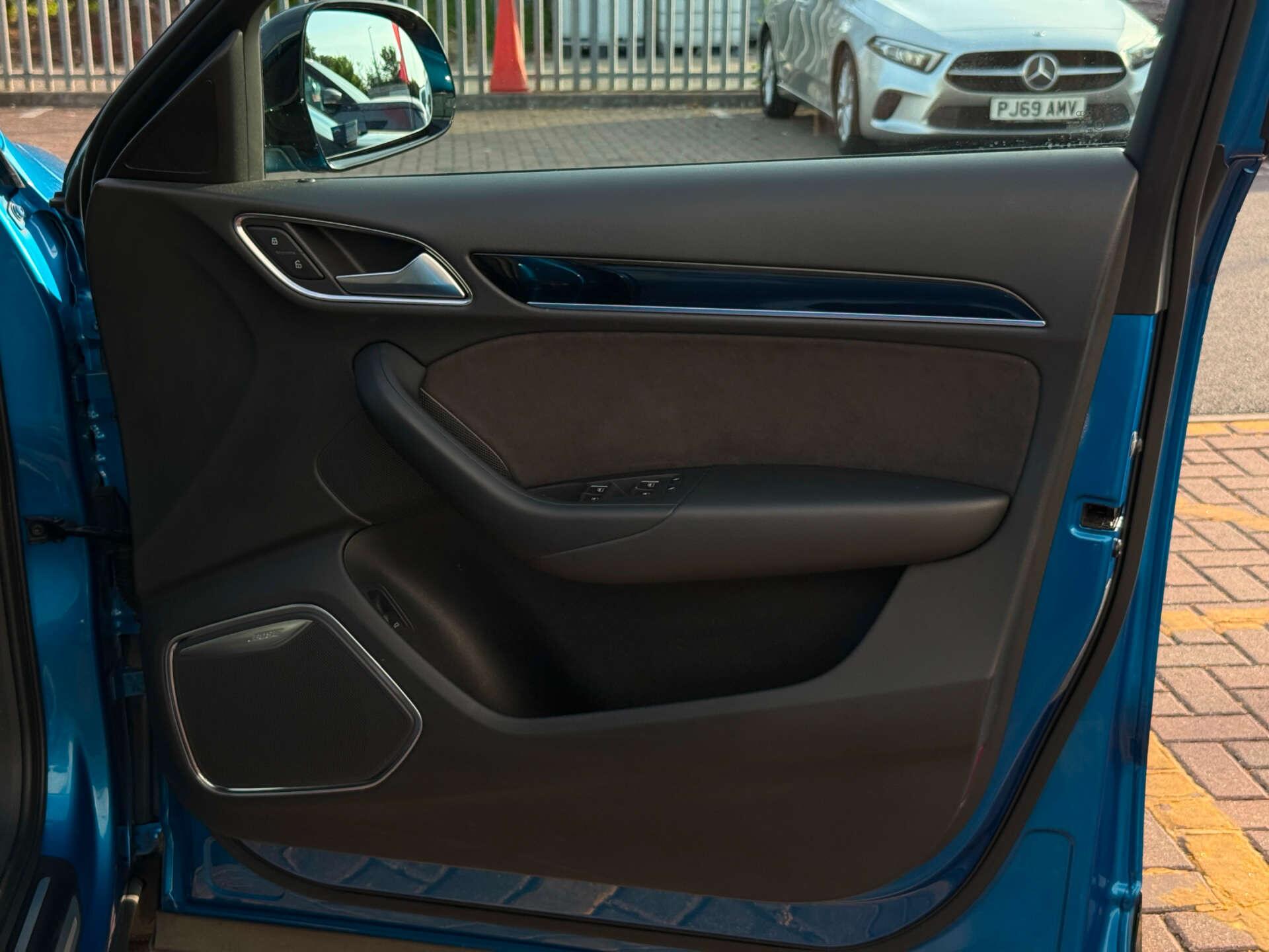 Audi Q3 view 19