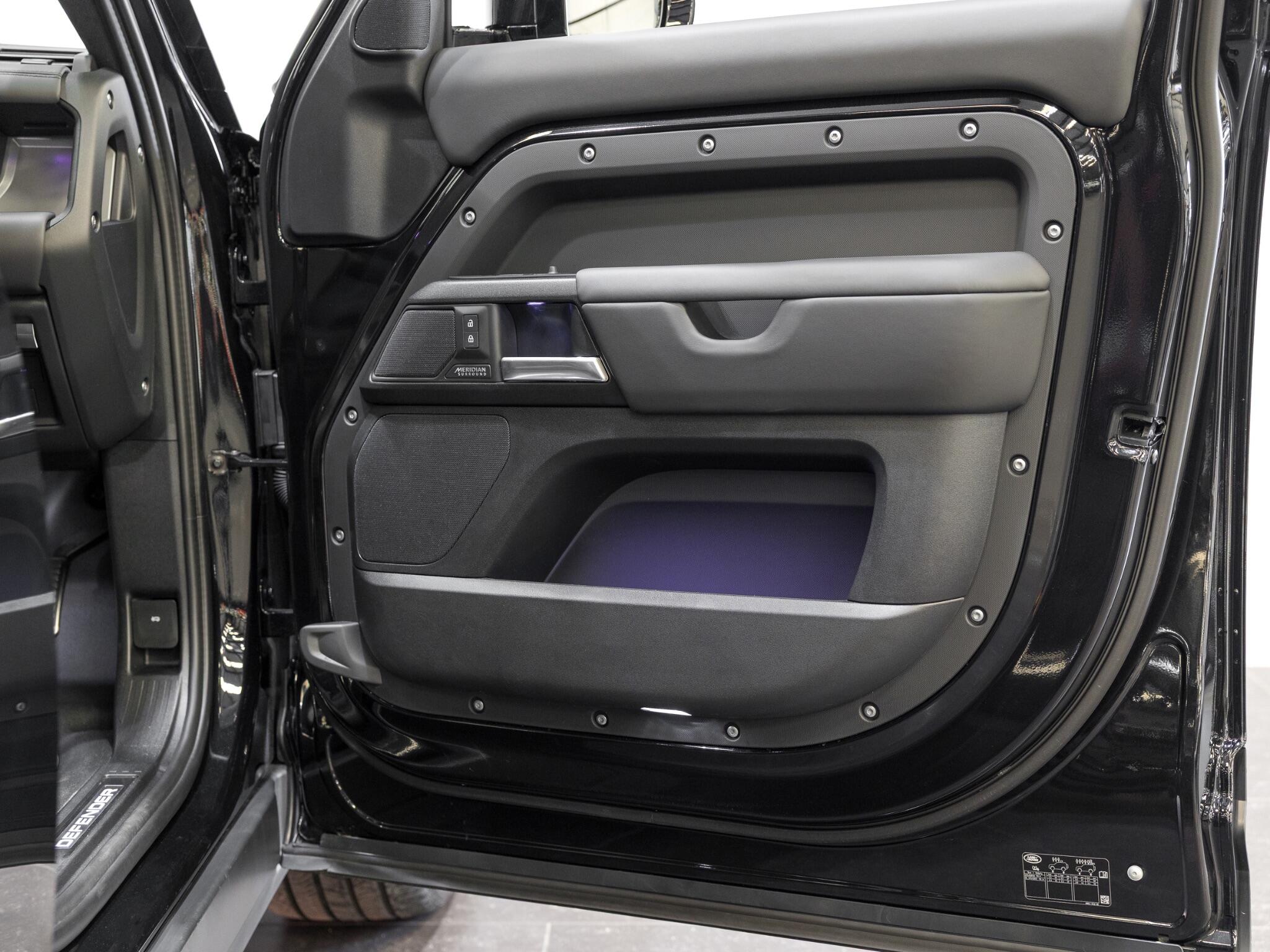 Land Rover Defender 110 view 32