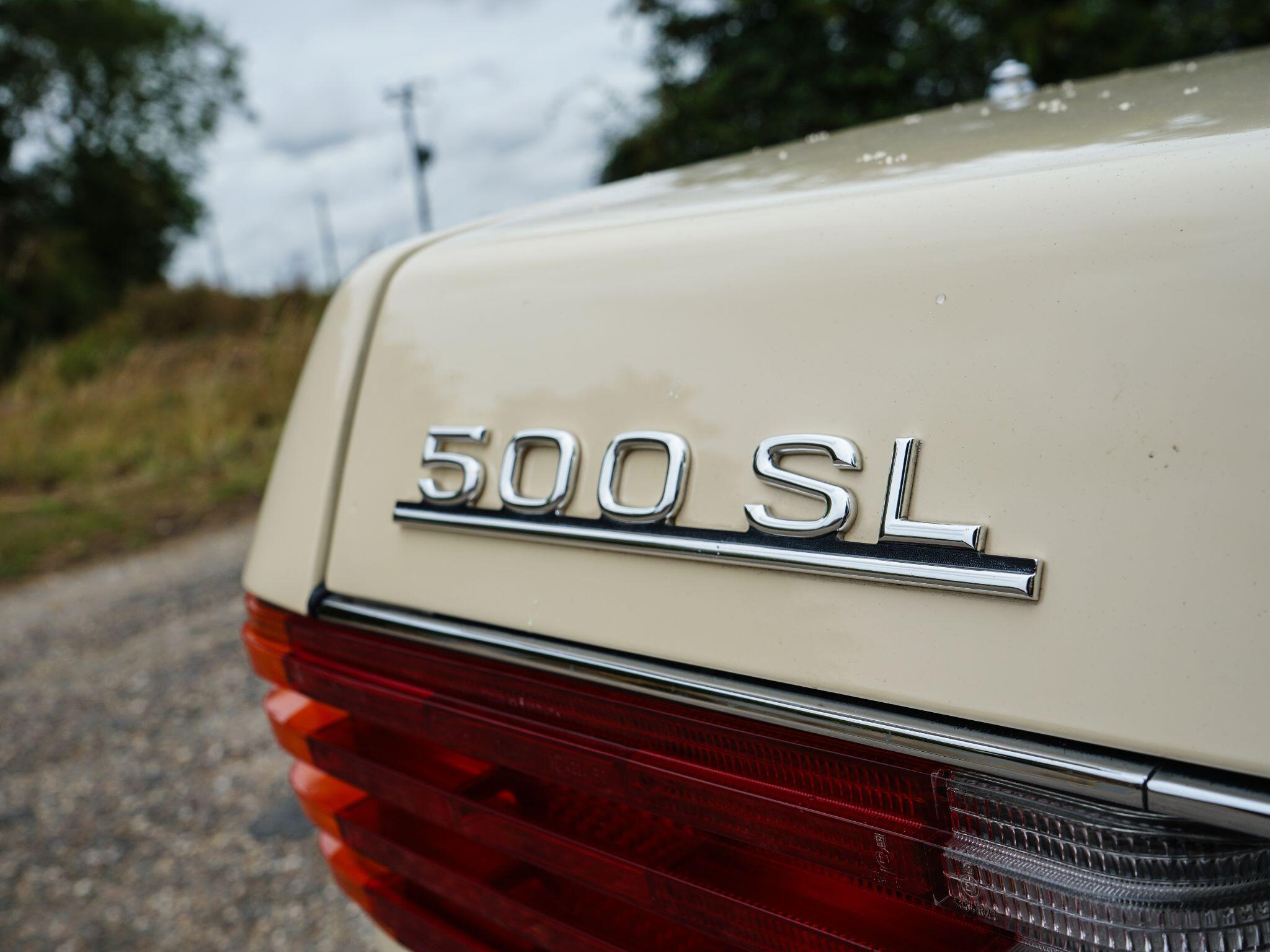 Mercedes-Benz 500 SL view 9