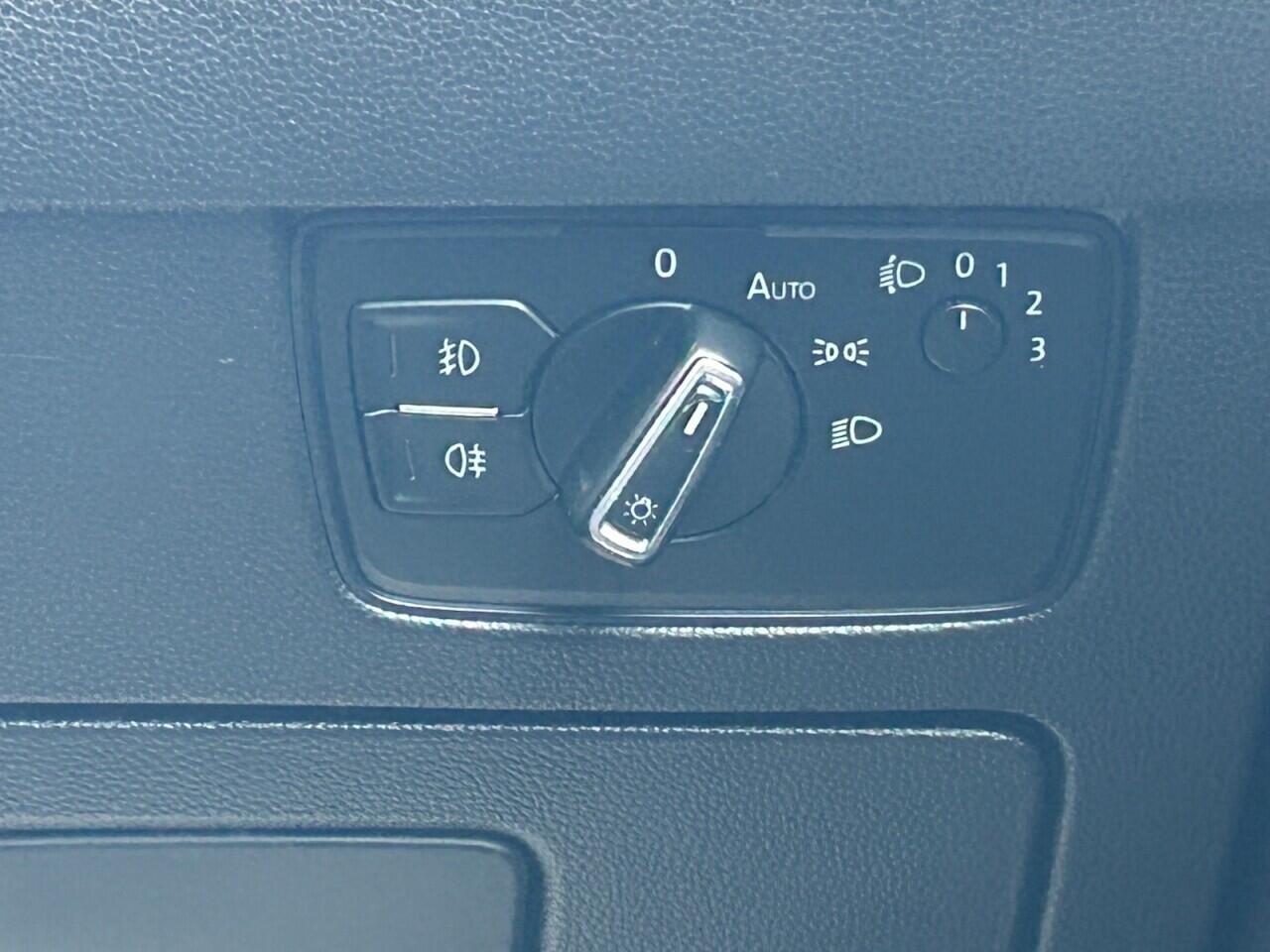 Volkswagen Passat view 28