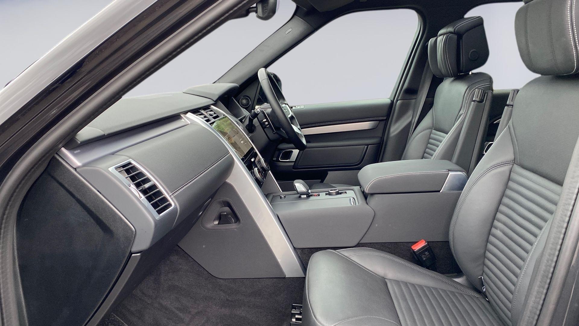 Land Rover Discovery view 3