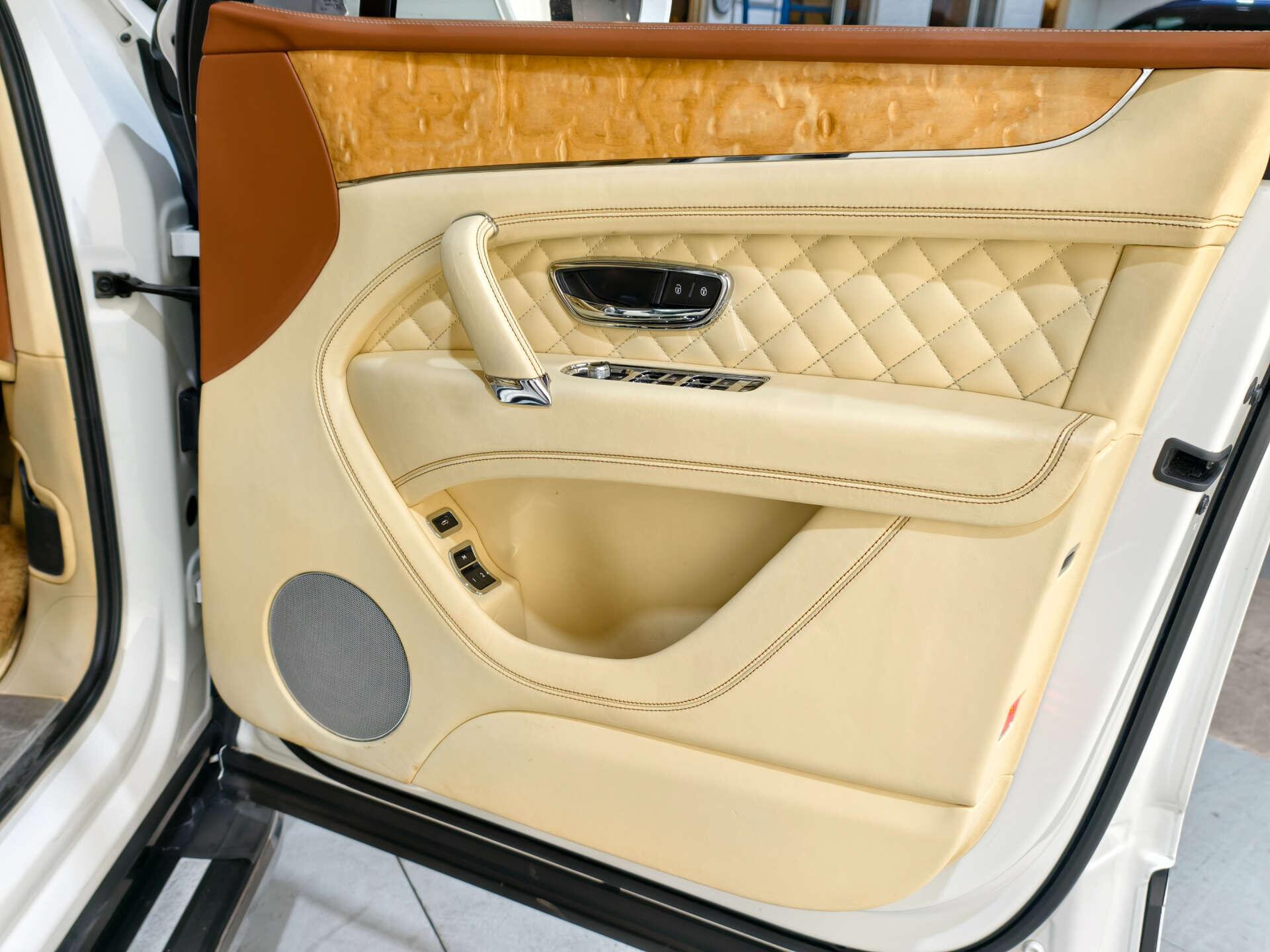 Bentley Bentayga view 37