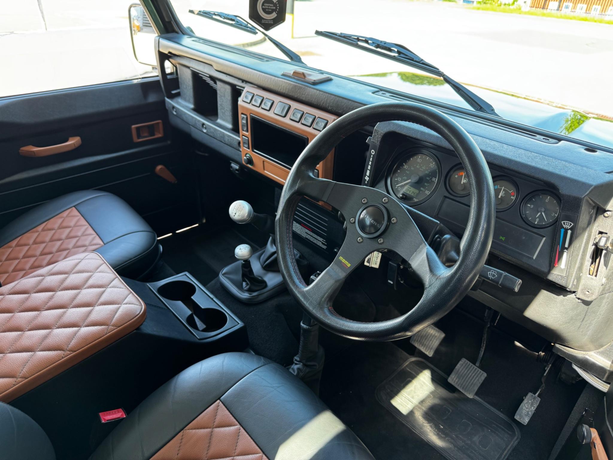 Land Rover Defender view 25
